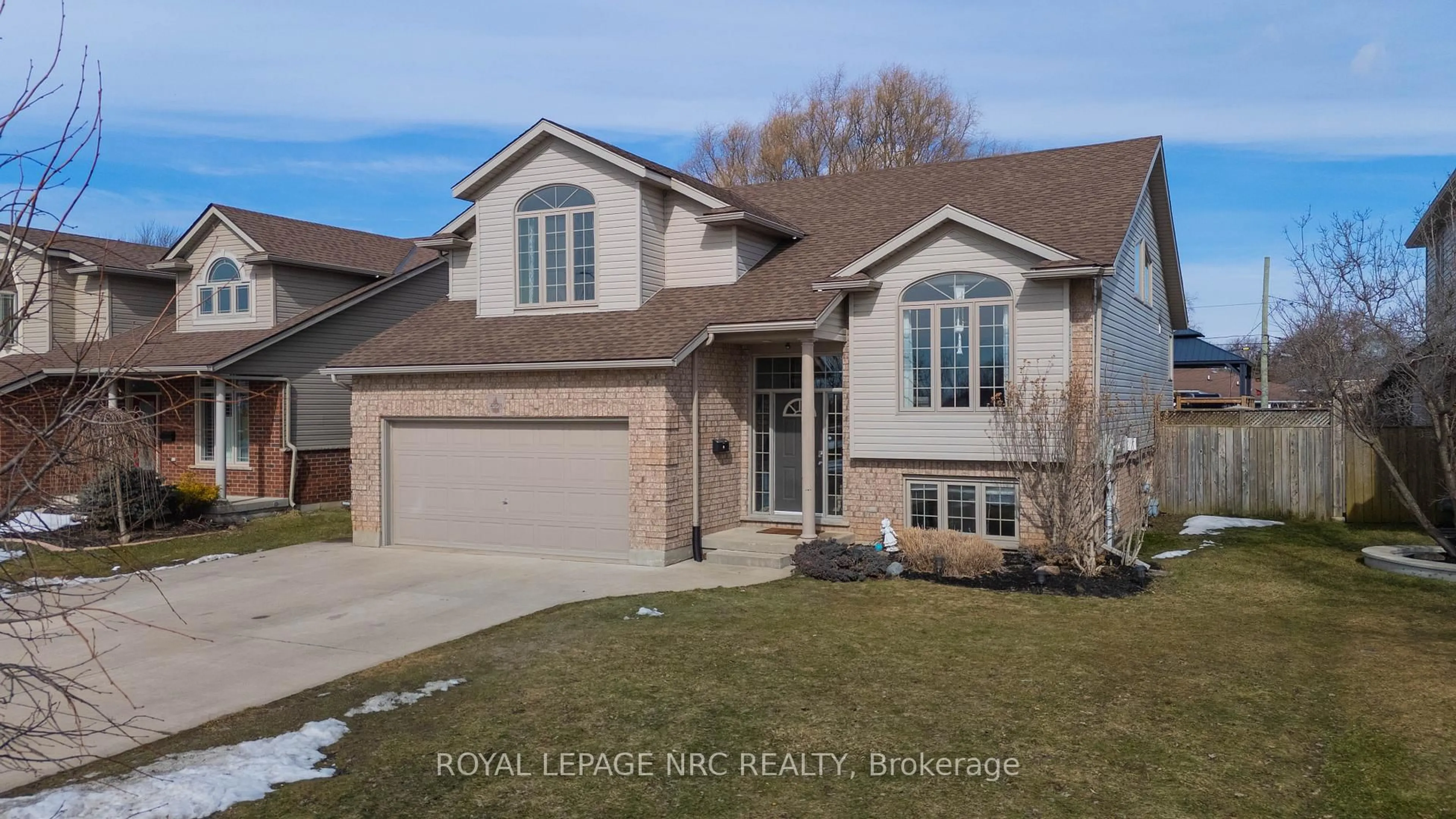 Home with brick exterior material, unknown for 4001 WEINBRENNER Rd, Niagara Falls Ontario L2G 7X9