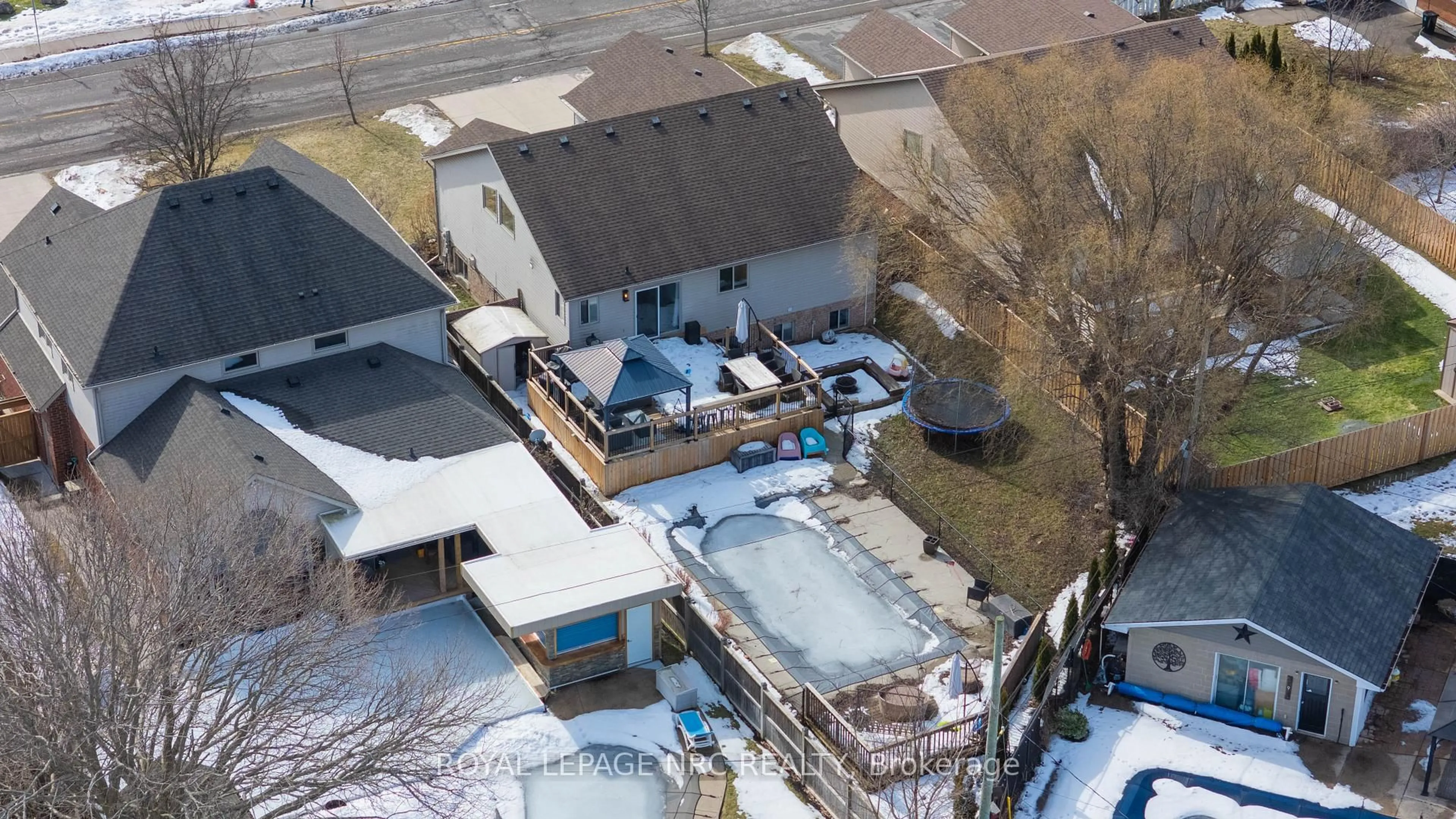 A pic from outside/outdoor area/front of a property/back of a property/a pic from drone, street for 4001 WEINBRENNER Rd, Niagara Falls Ontario L2G 7X9
