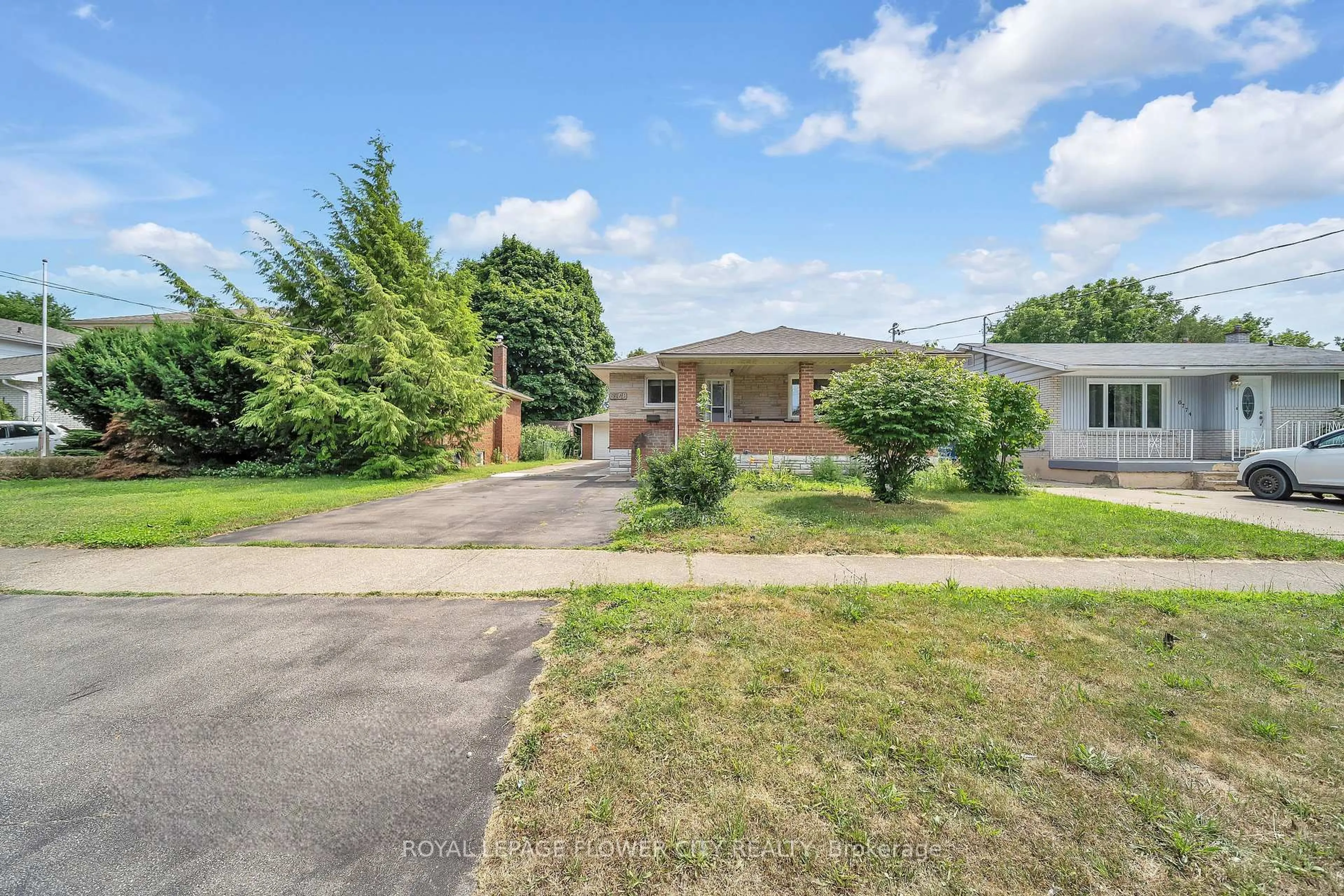 A pic from outside/outdoor area/front of a property/back of a property/a pic from drone, street for 6768 KEIFFER St, Niagara Falls Ontario L2E 5K1