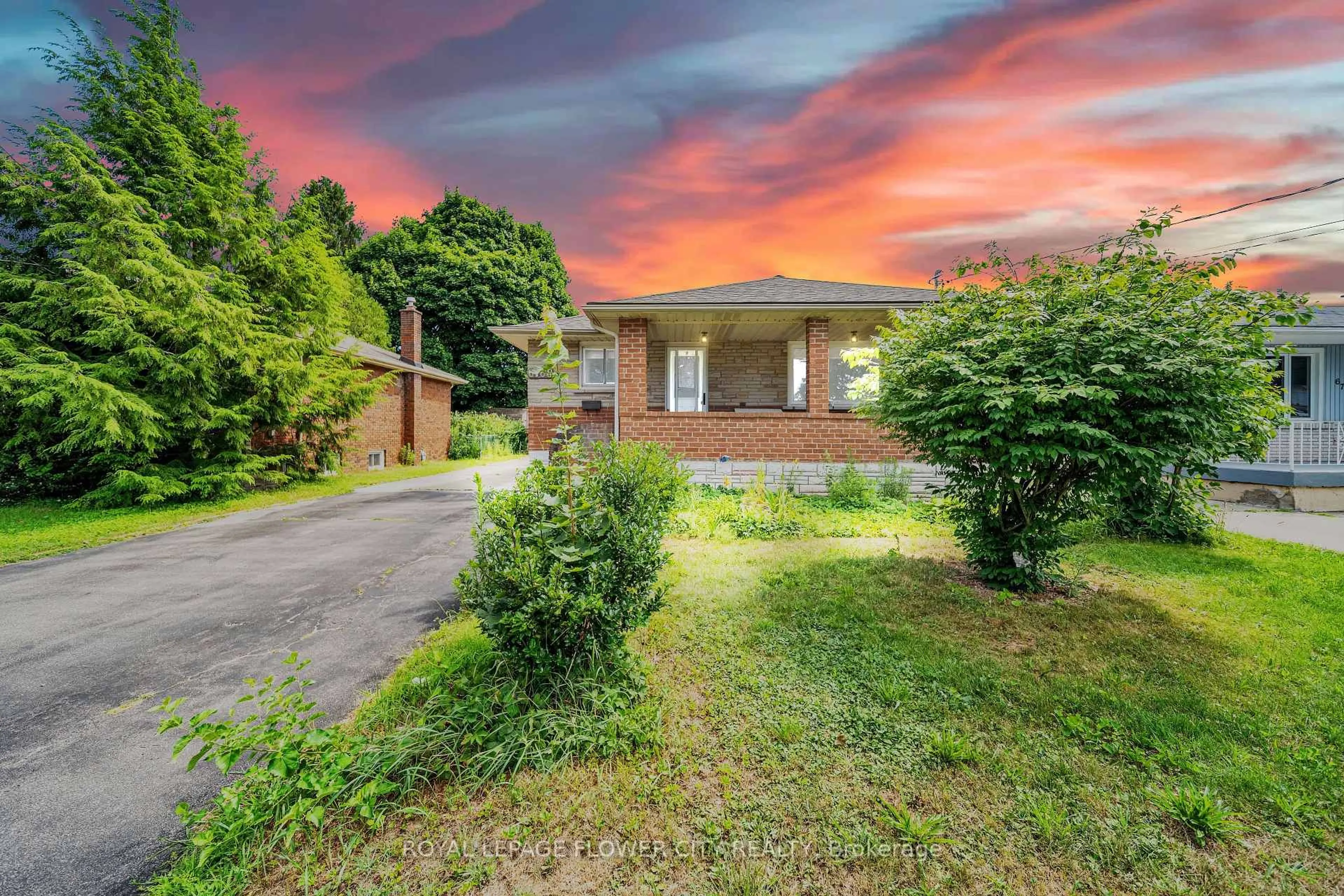 A pic from outside/outdoor area/front of a property/back of a property/a pic from drone, street for 6768 KEIFFER St, Niagara Falls Ontario L2E 5K1