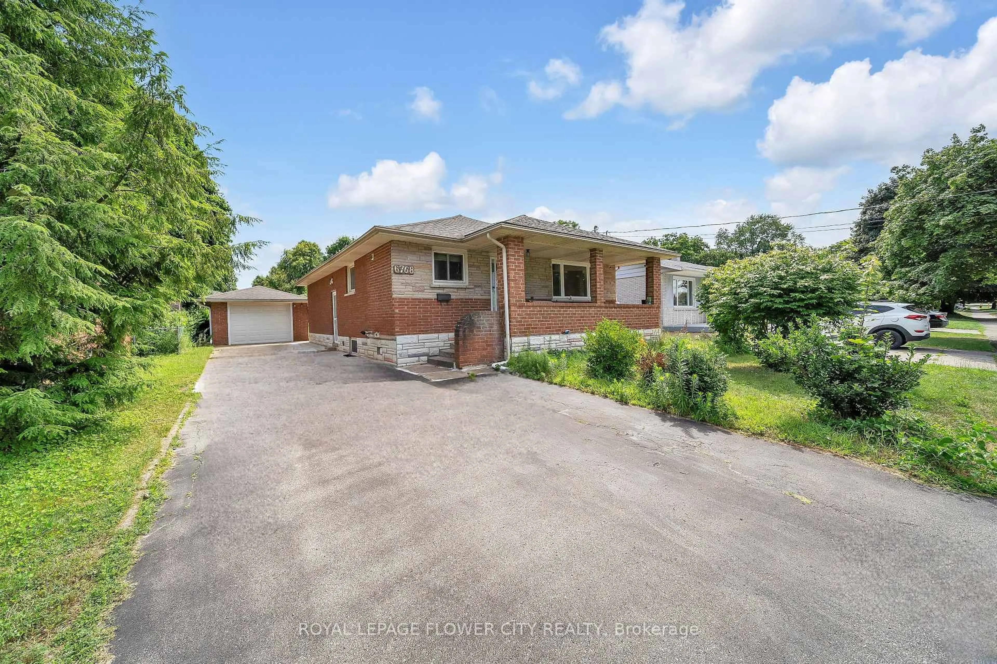 A pic from outside/outdoor area/front of a property/back of a property/a pic from drone, street for 6768 KEIFFER St, Niagara Falls Ontario L2E 5K1