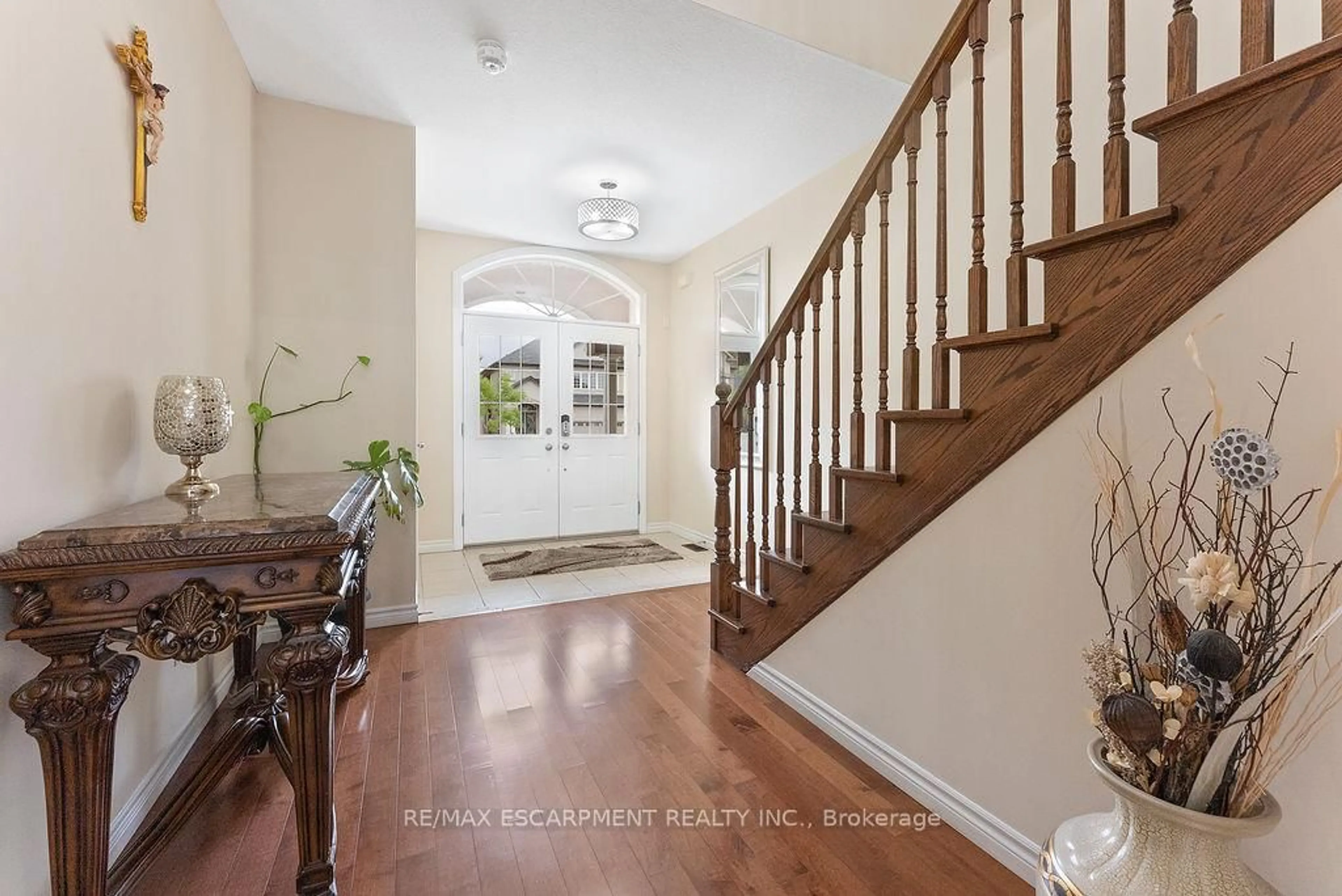 Indoor entryway for 67 Bellroyal Cres, Hamilton Ontario L8J 0E7