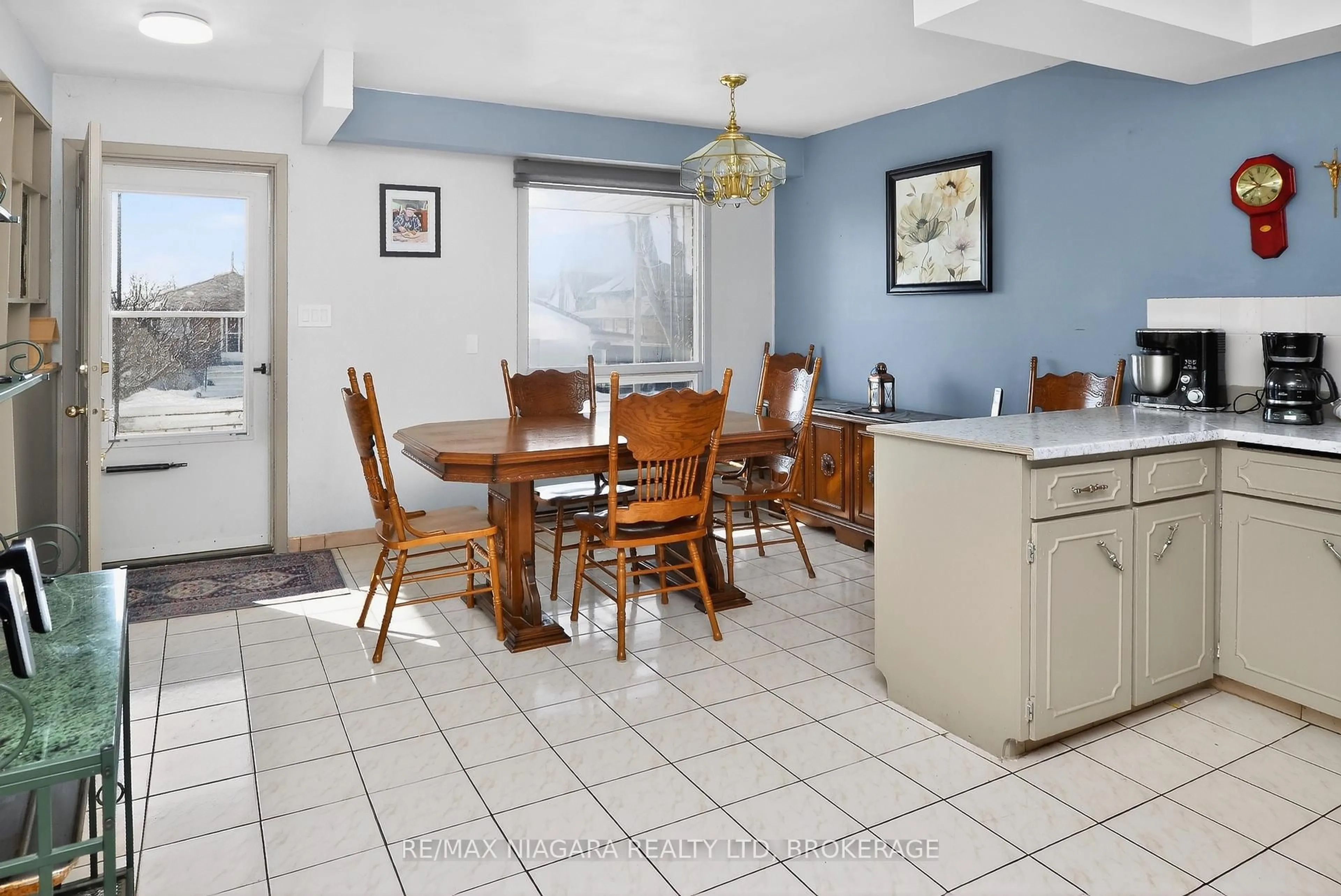 Dining room, ceramic/tile floor for 16 Cross St, Port Colborne Ontario L3K 1K9