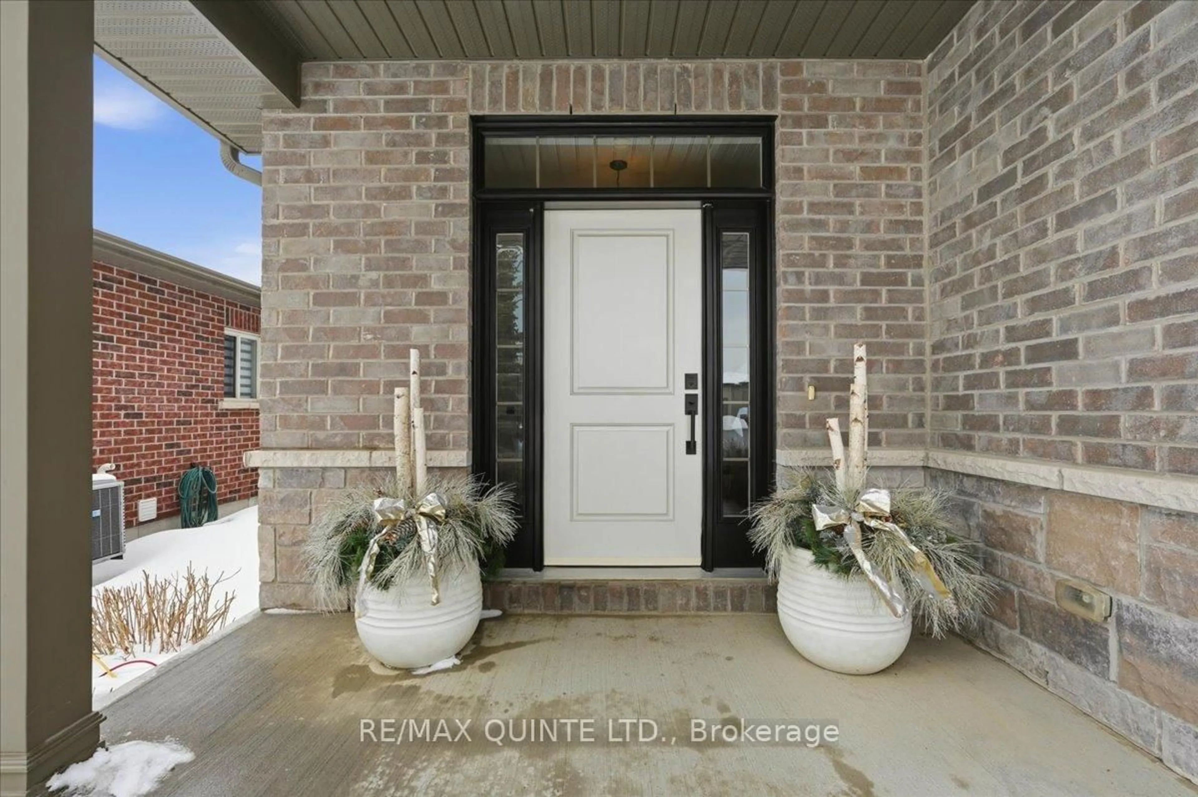 Indoor entryway for 42 KEMPTON Ave, Belleville Ontario K8N 0E9