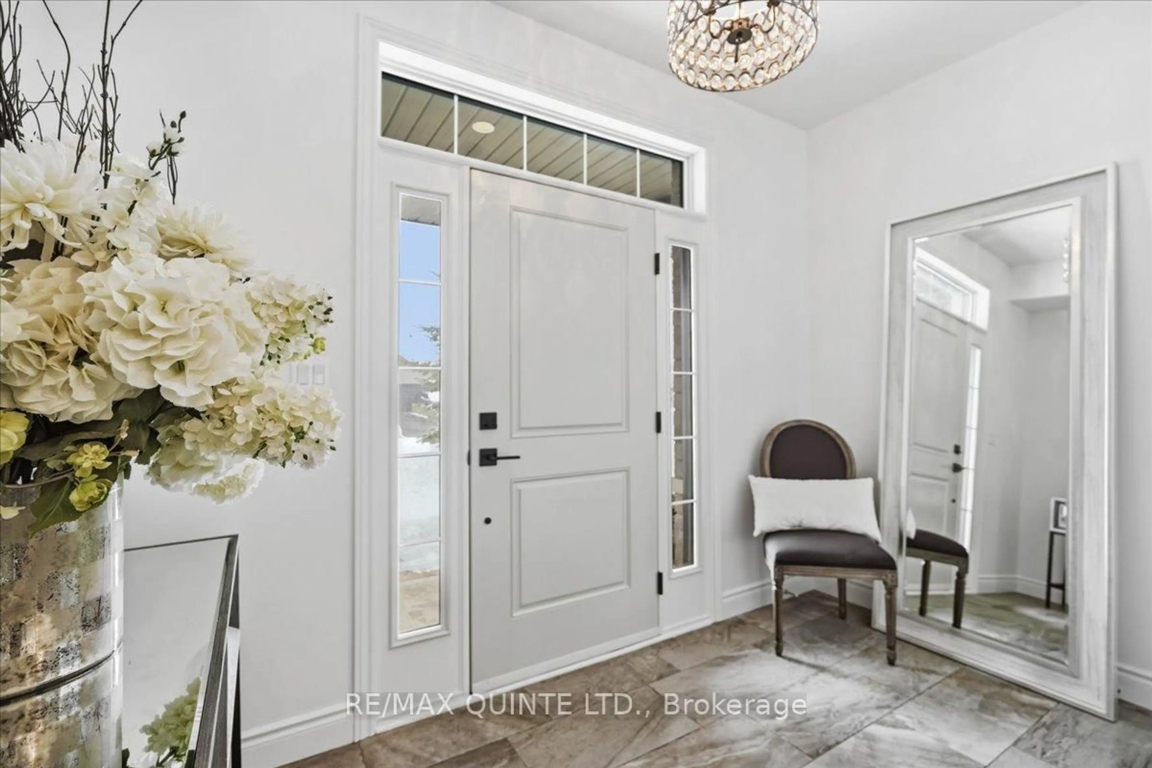 Indoor entryway for 42 KEMPTON Ave, Belleville Ontario K8N 0E9