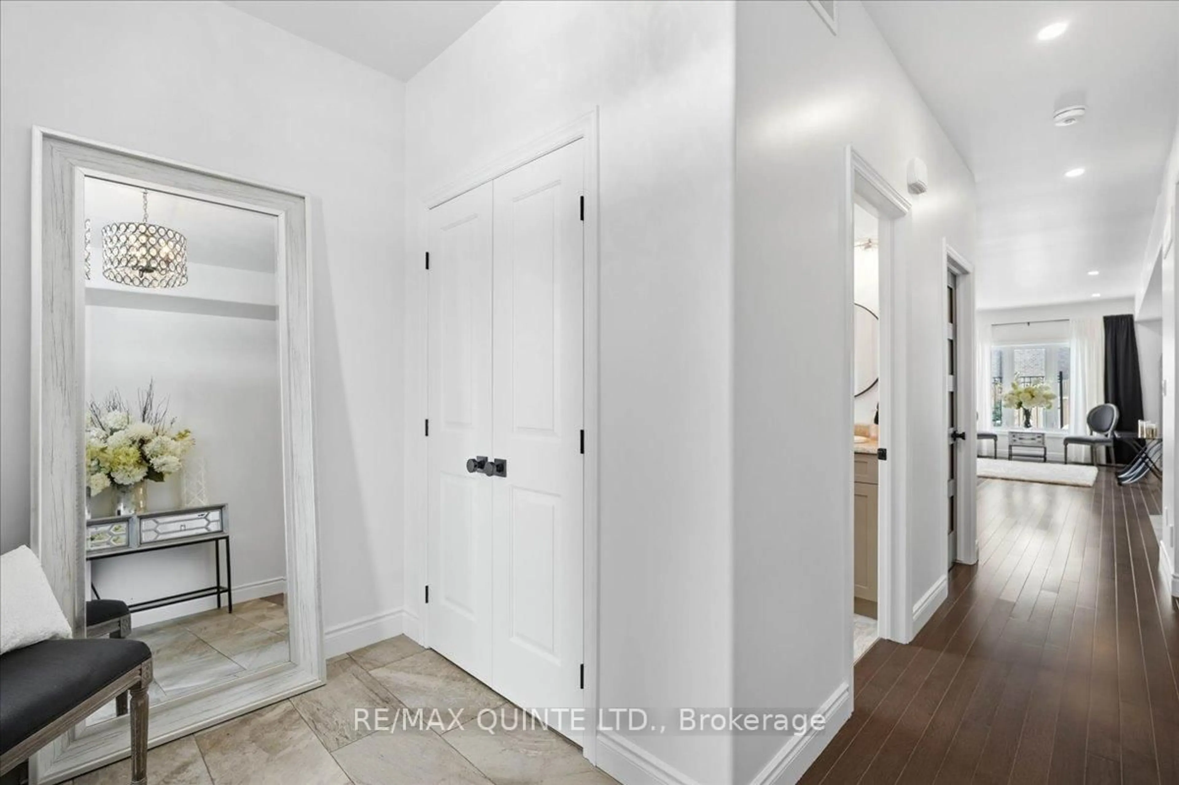 Indoor entryway for 42 KEMPTON Ave, Belleville Ontario K8N 0E9