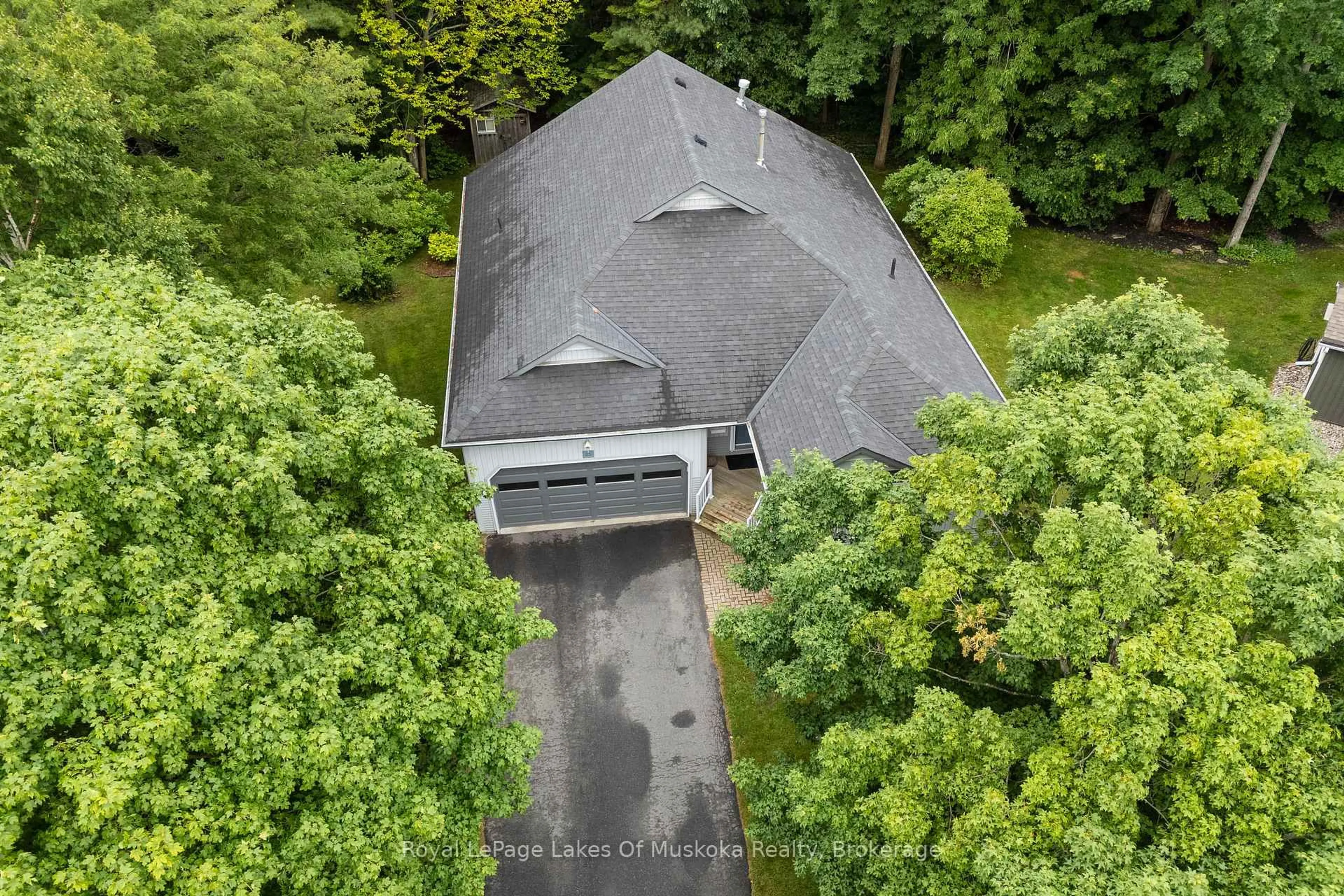 A pic from outside/outdoor area/front of a property/back of a property/a pic from drone, unknown for 25 Stonehedge Clse, Gravenhurst Ontario P1P 1Y7