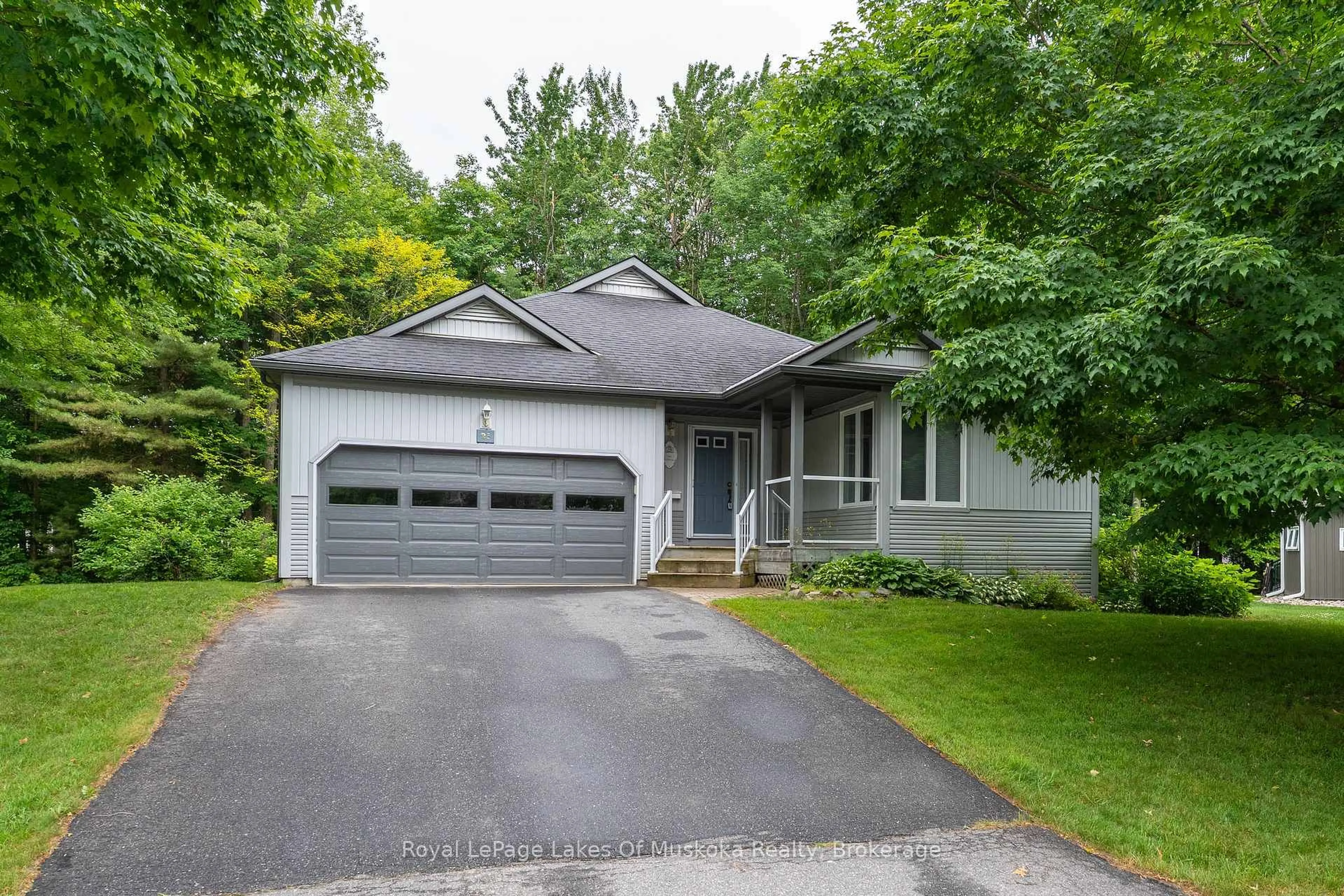 Home with vinyl exterior material, street for 25 Stonehedge Clse, Gravenhurst Ontario P1P 1Y7