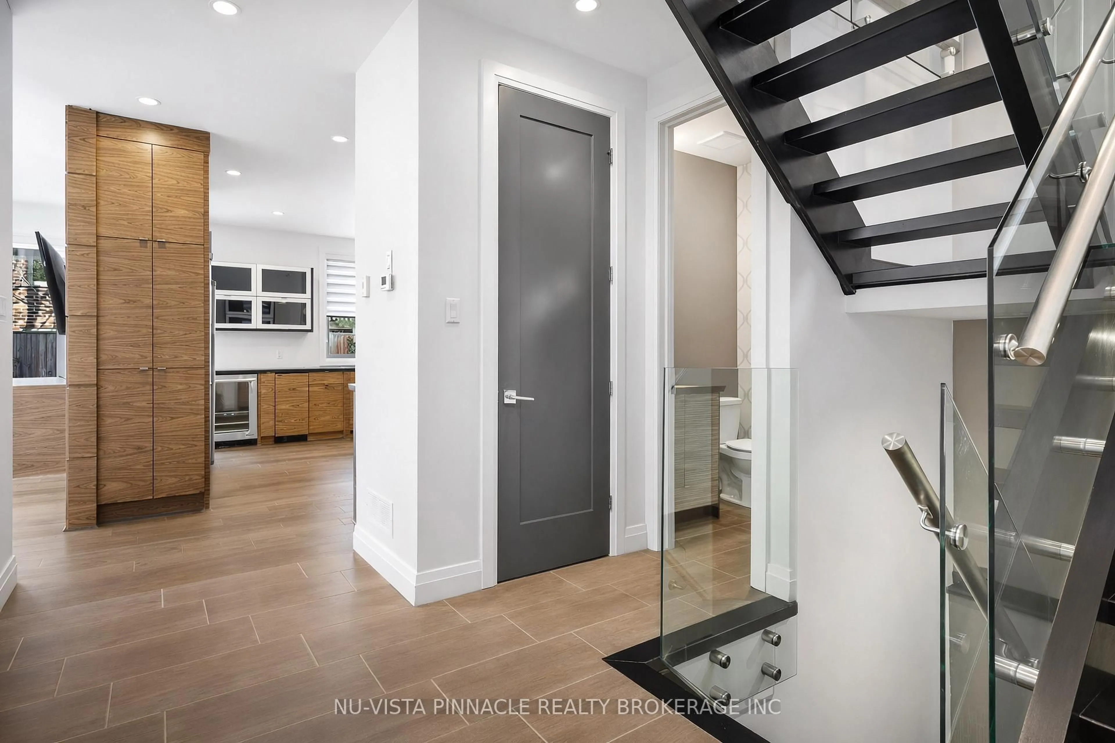 Indoor entryway for 433 Hyde Park Rd #16, London North Ontario N6H 3R9