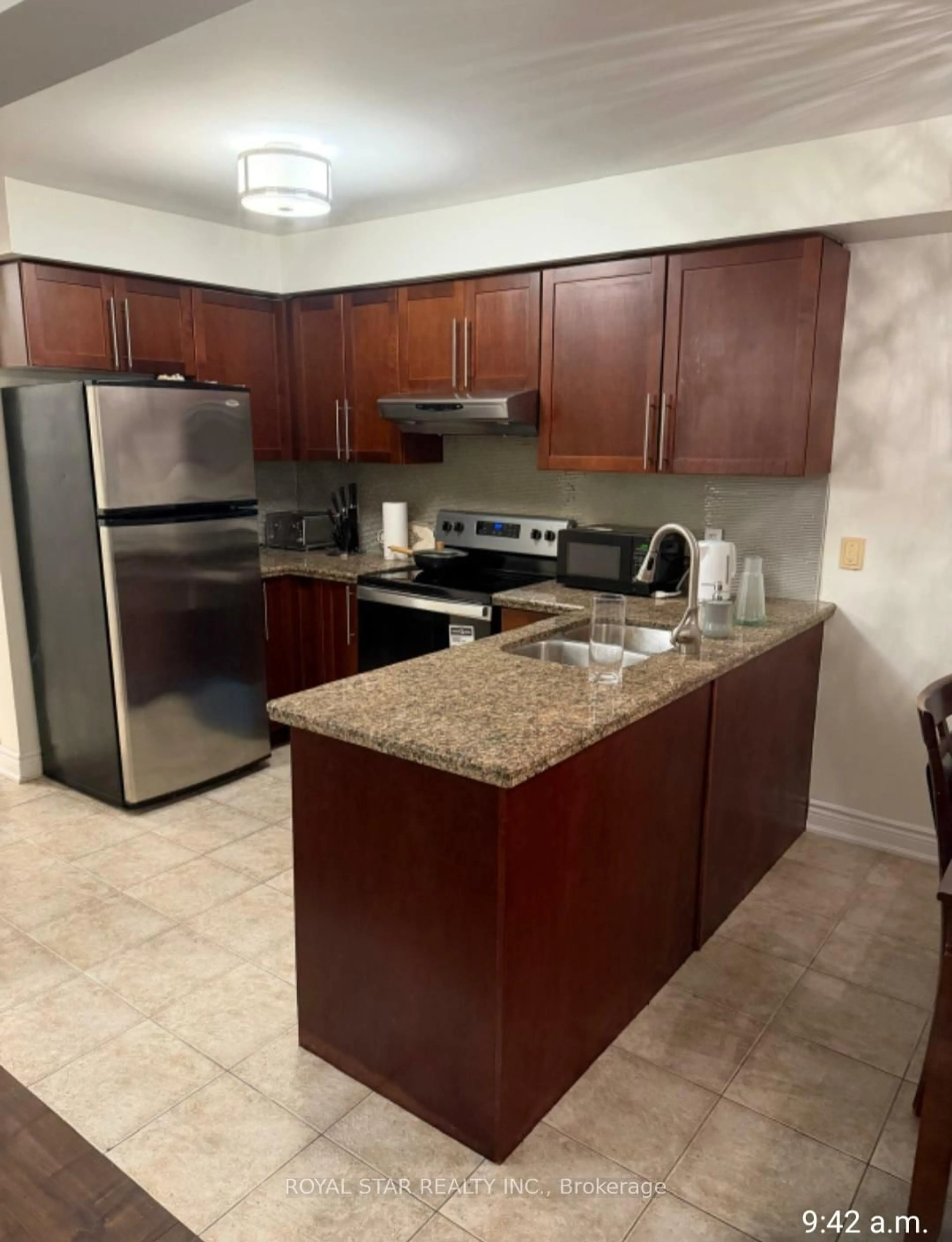 Standard kitchen, unknown for 86 Meadowwood Cres, Hamilton Ontario L8J 3Z8