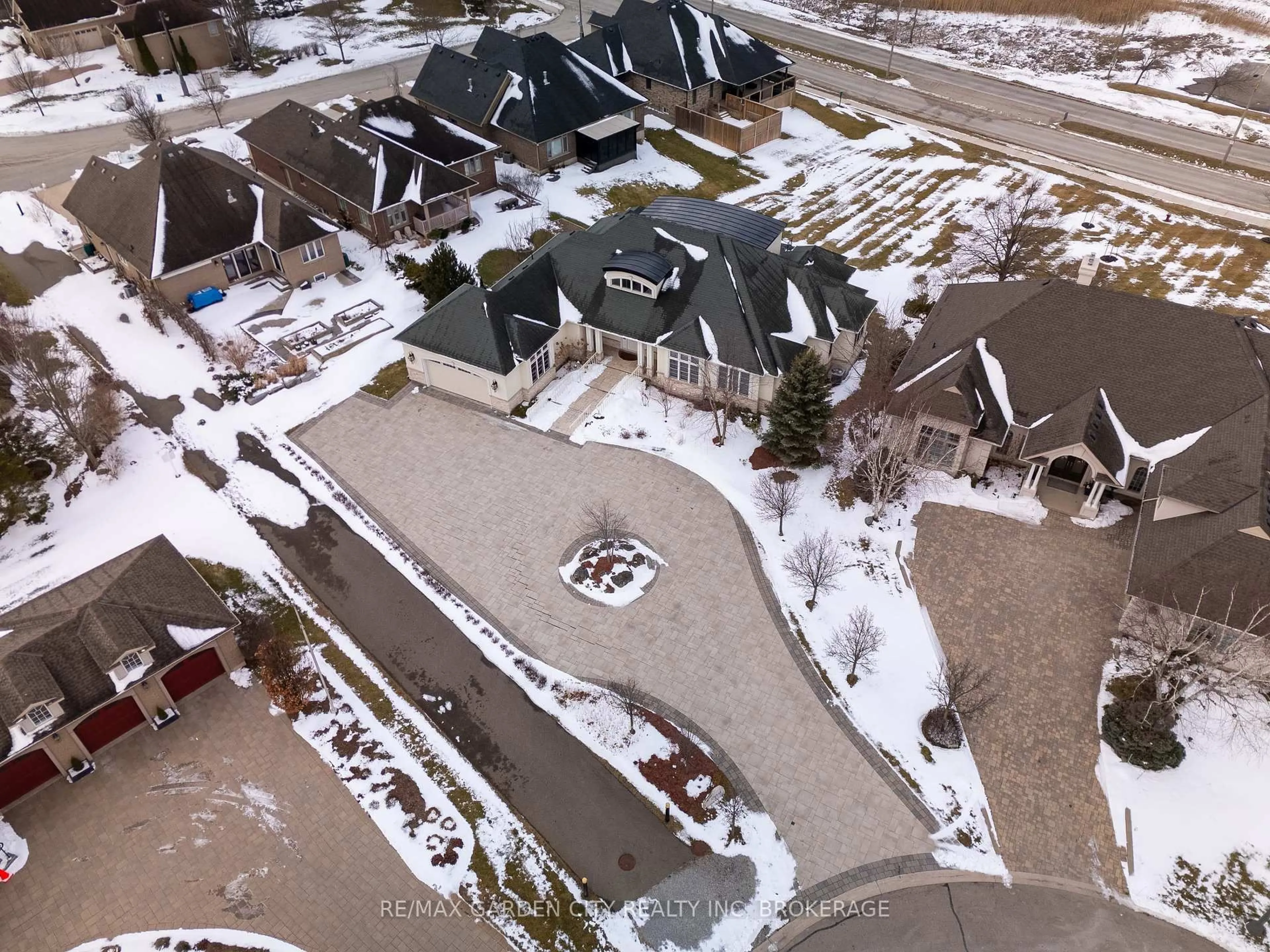 A pic from outside/outdoor area/front of a property/back of a property/a pic from drone, street for 209 Muirfield Tr, Welland Ontario L3B 6H9