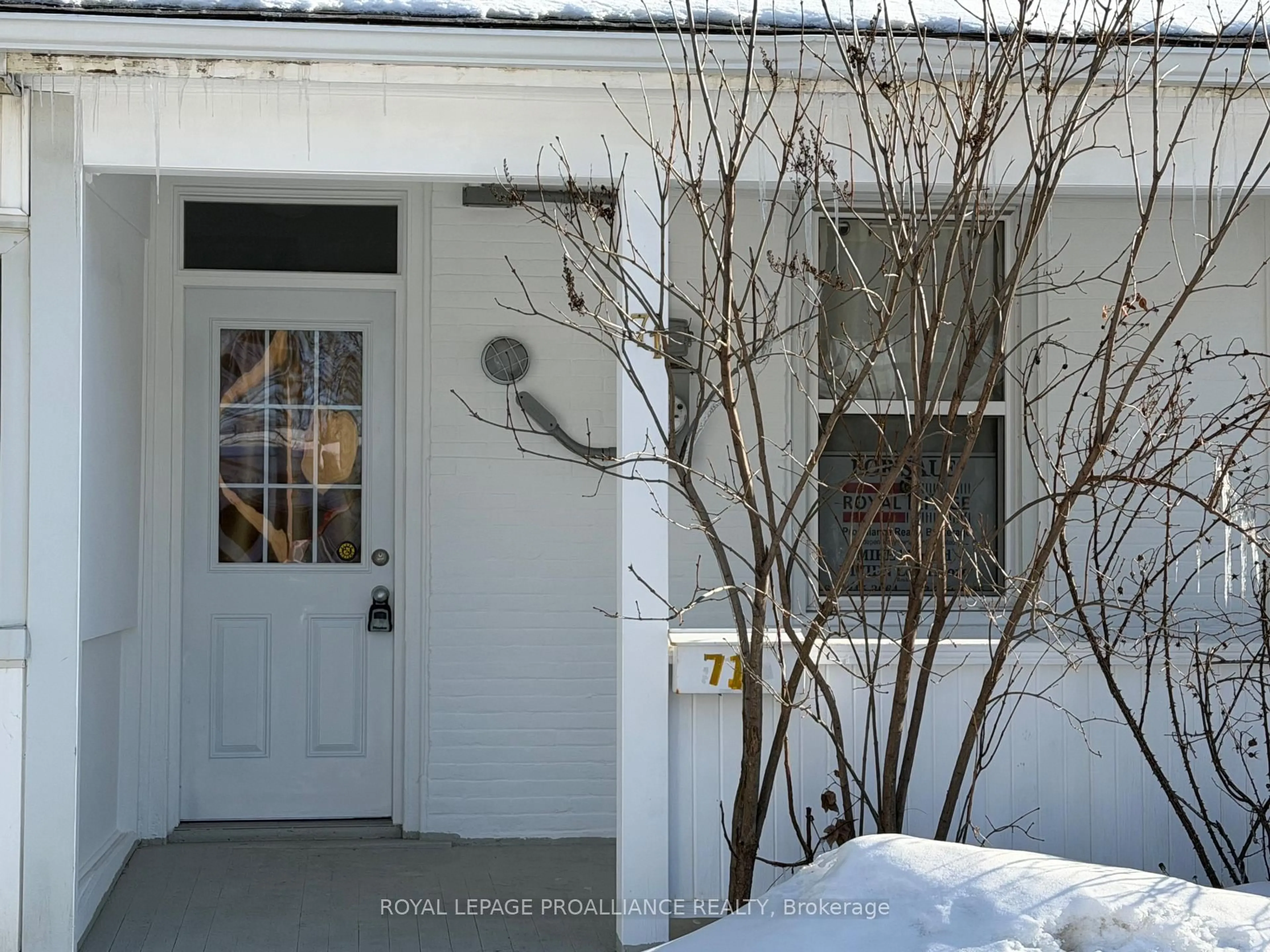 Indoor entryway for 71 BUELL St, Brockville Ontario K6V 4Y4
