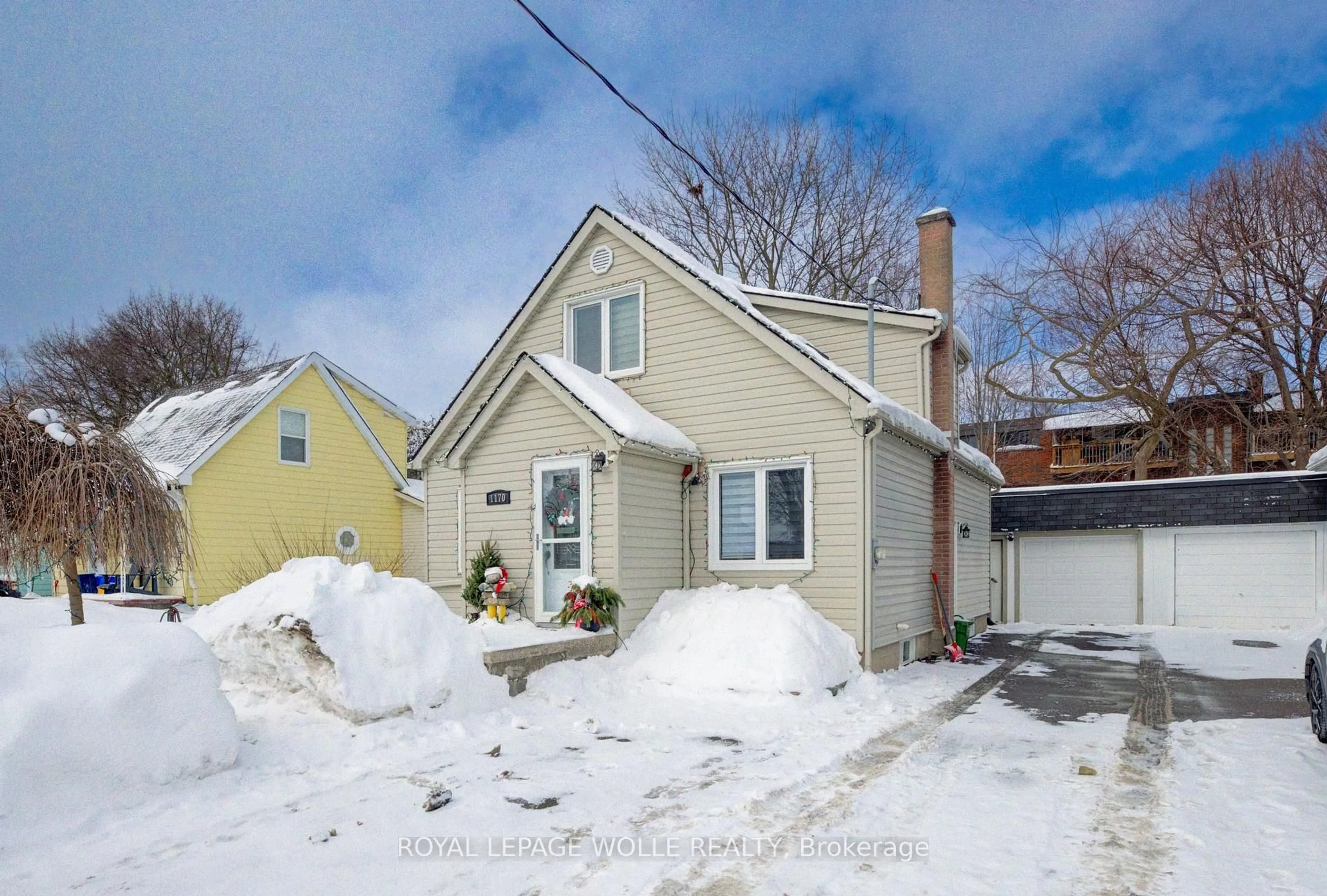 A pic from outside/outdoor area/front of a property/back of a property/a pic from drone, street for 1170 Union St, Waterloo Ontario N2H 6K2