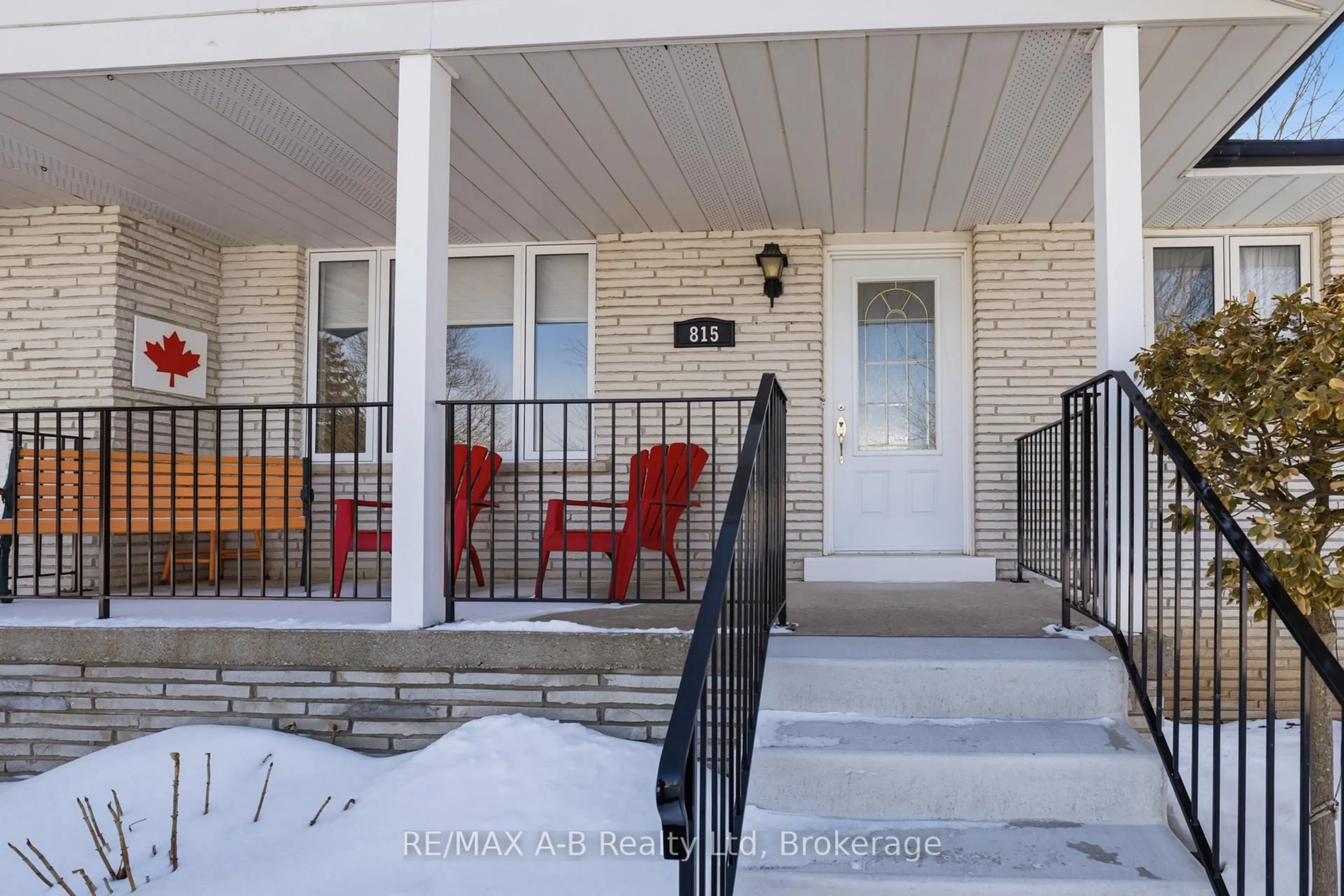 Indoor entryway for 815 O'Loane Ave, Stratford Ontario N5A 6S6
