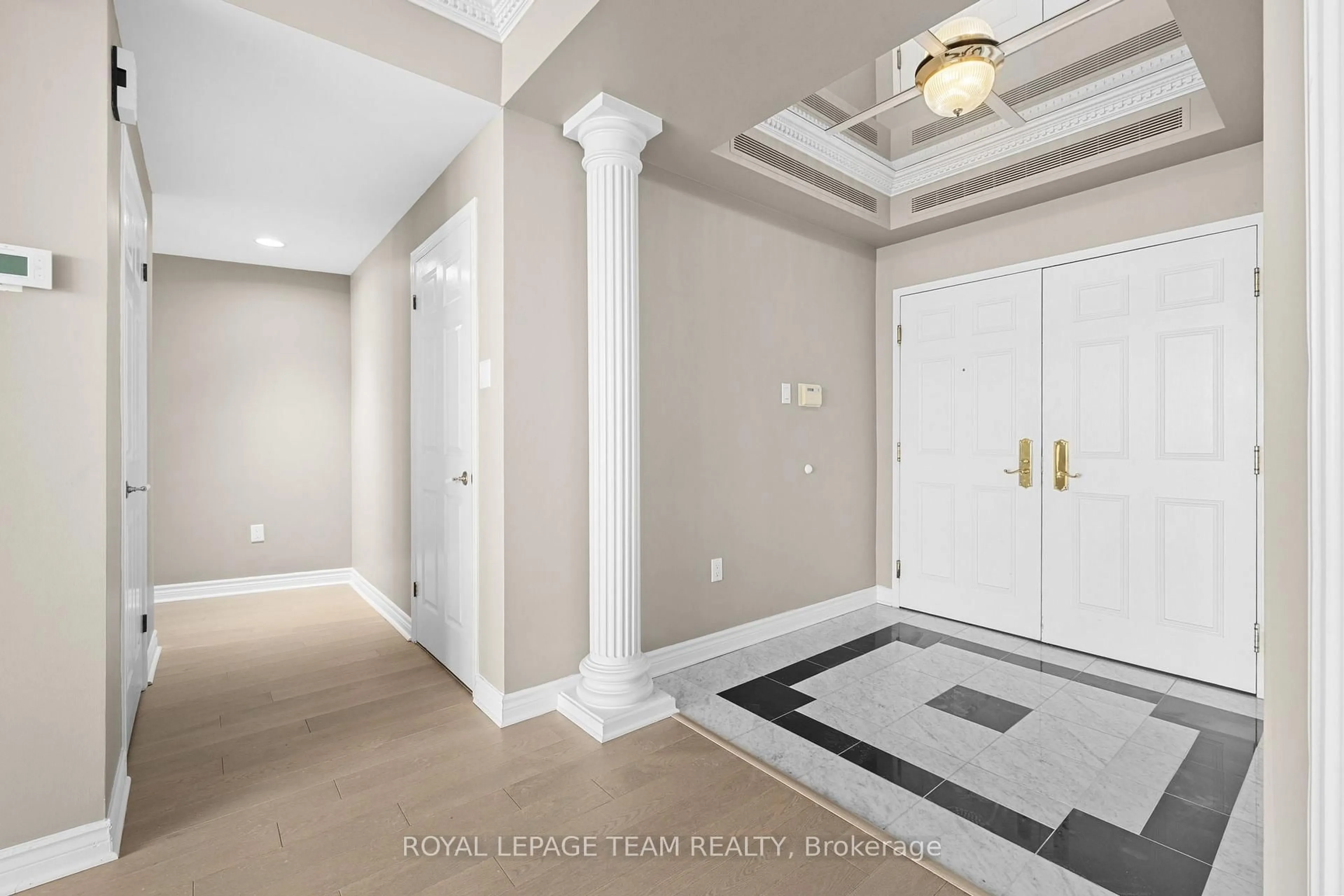 Indoor entryway for 1480 Riverside Dr #1803, Ottawa Ontario K1G 5H2