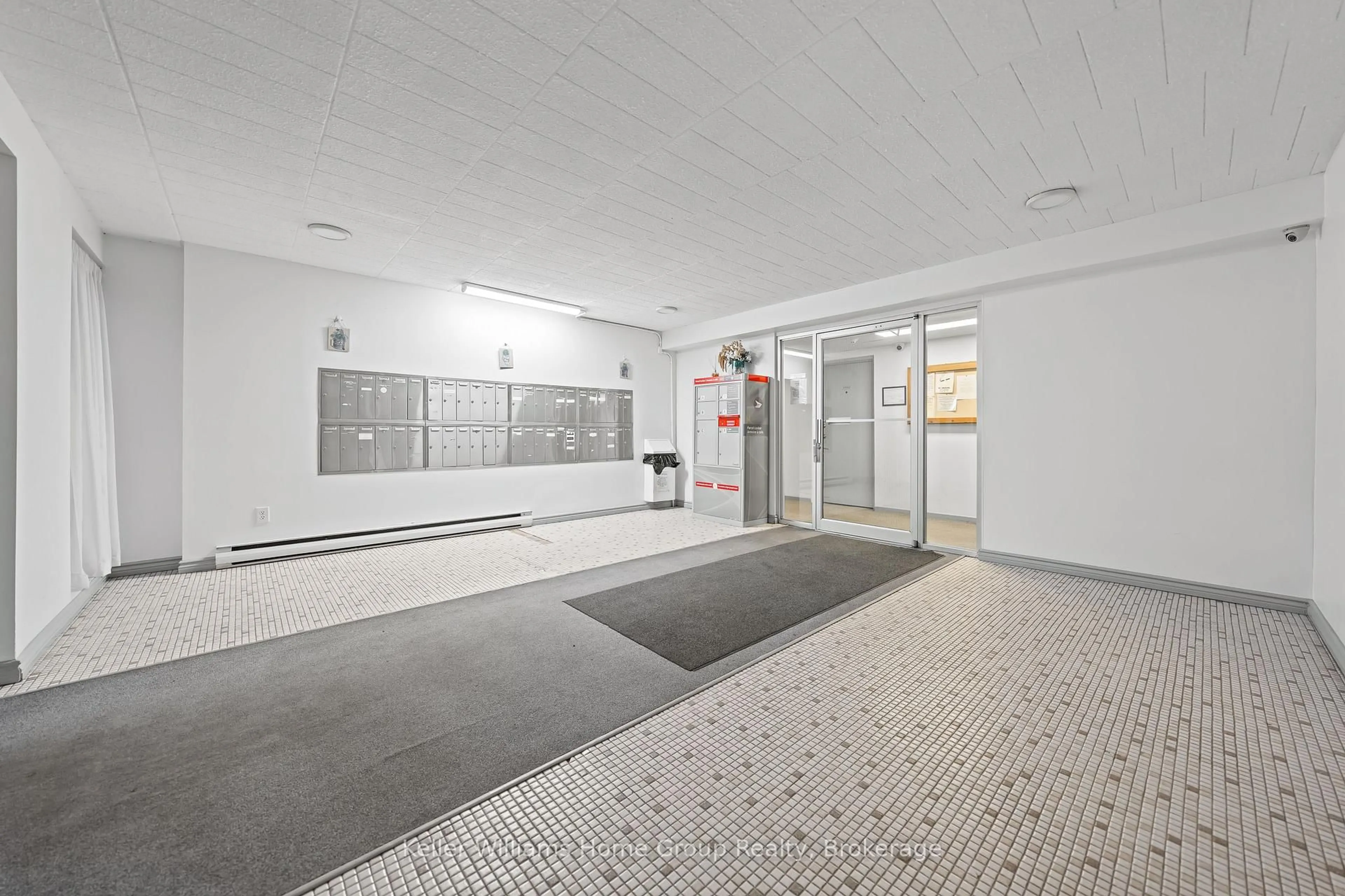 Indoor foyer for 91 Conroy Cres #408, Guelph Ontario N1G 2V5