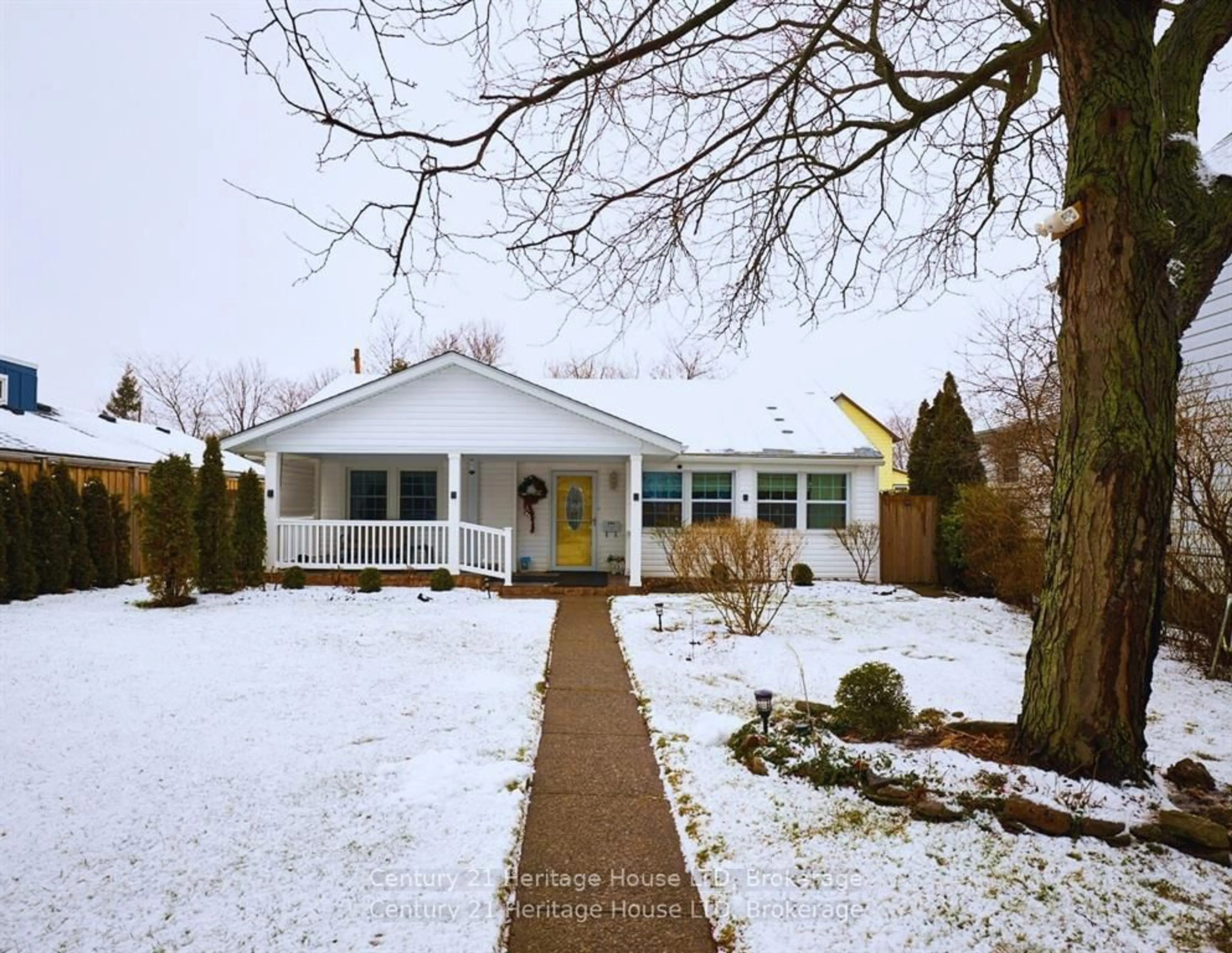 A pic from outside/outdoor area/front of a property/back of a property/a pic from drone, street for 662 Lakeshore Rd, Fort Erie Ontario L2A 1B9