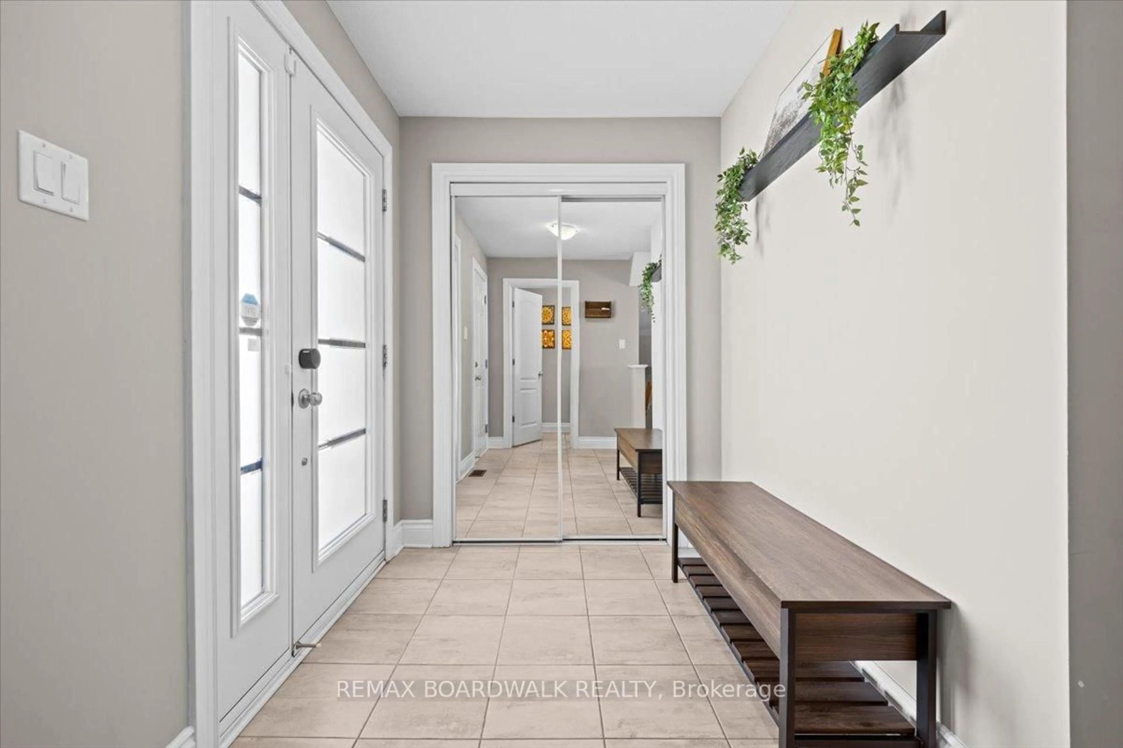 Indoor entryway for 2424 Marble Cres, Clarence-Rockland Ontario K4K 1P6