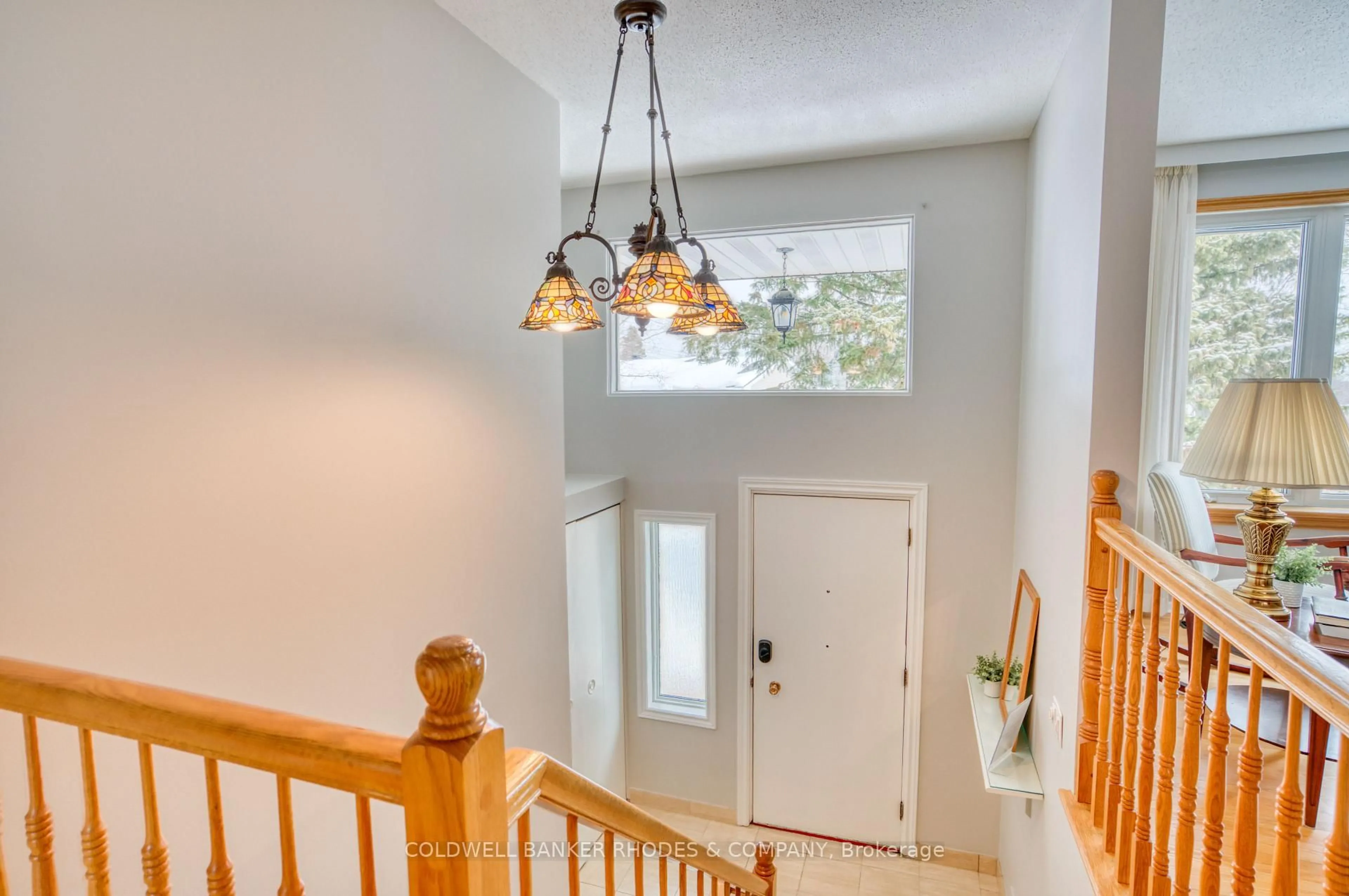 Indoor entryway for 1858 Sharel Dr, Ottawa Ontario K1H 6W4
