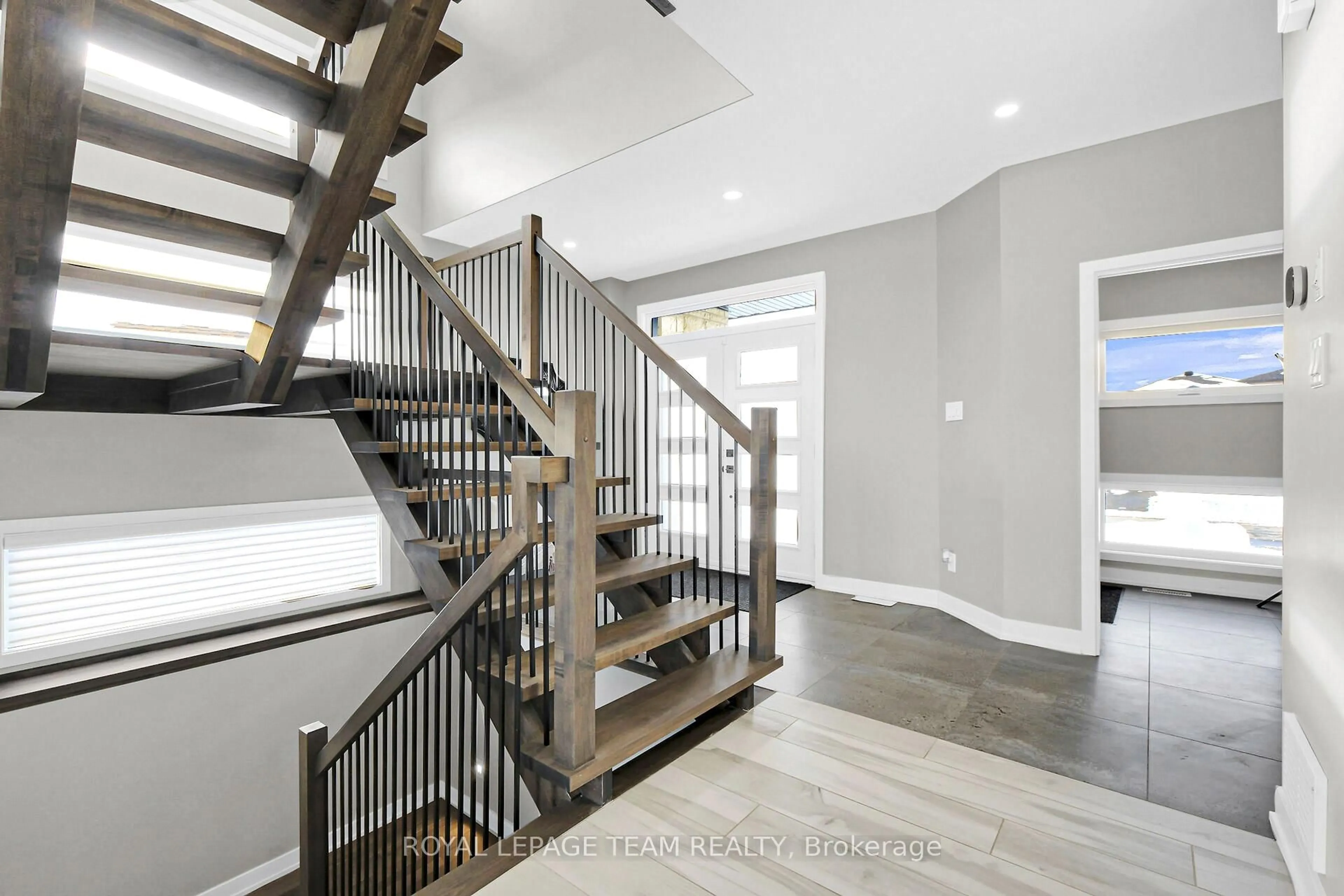 Stairs for 504 Barrage St, Casselman Ontario K0A 1M0