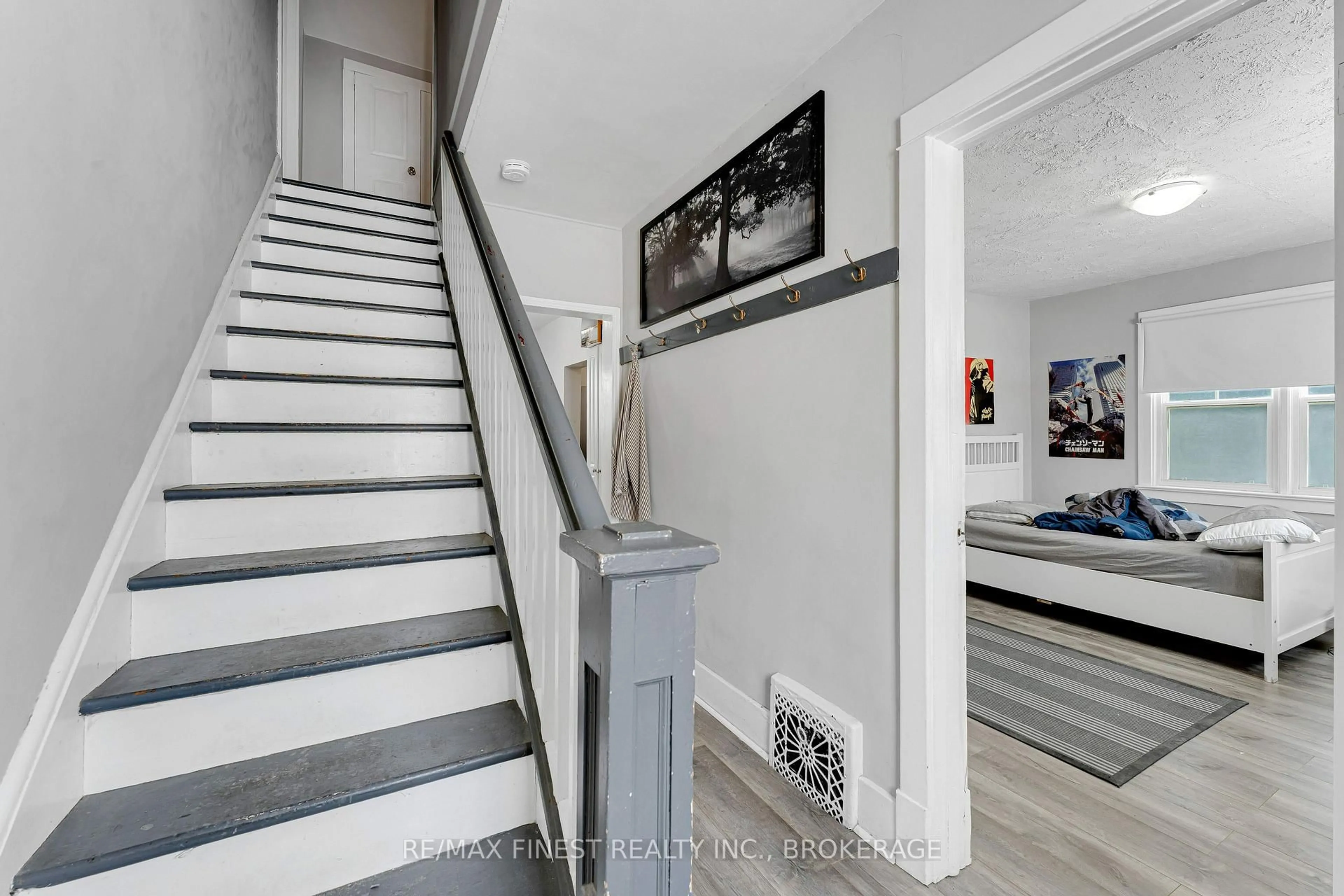 Unknown for 273 College St, Kingston Ontario K7L 4M1