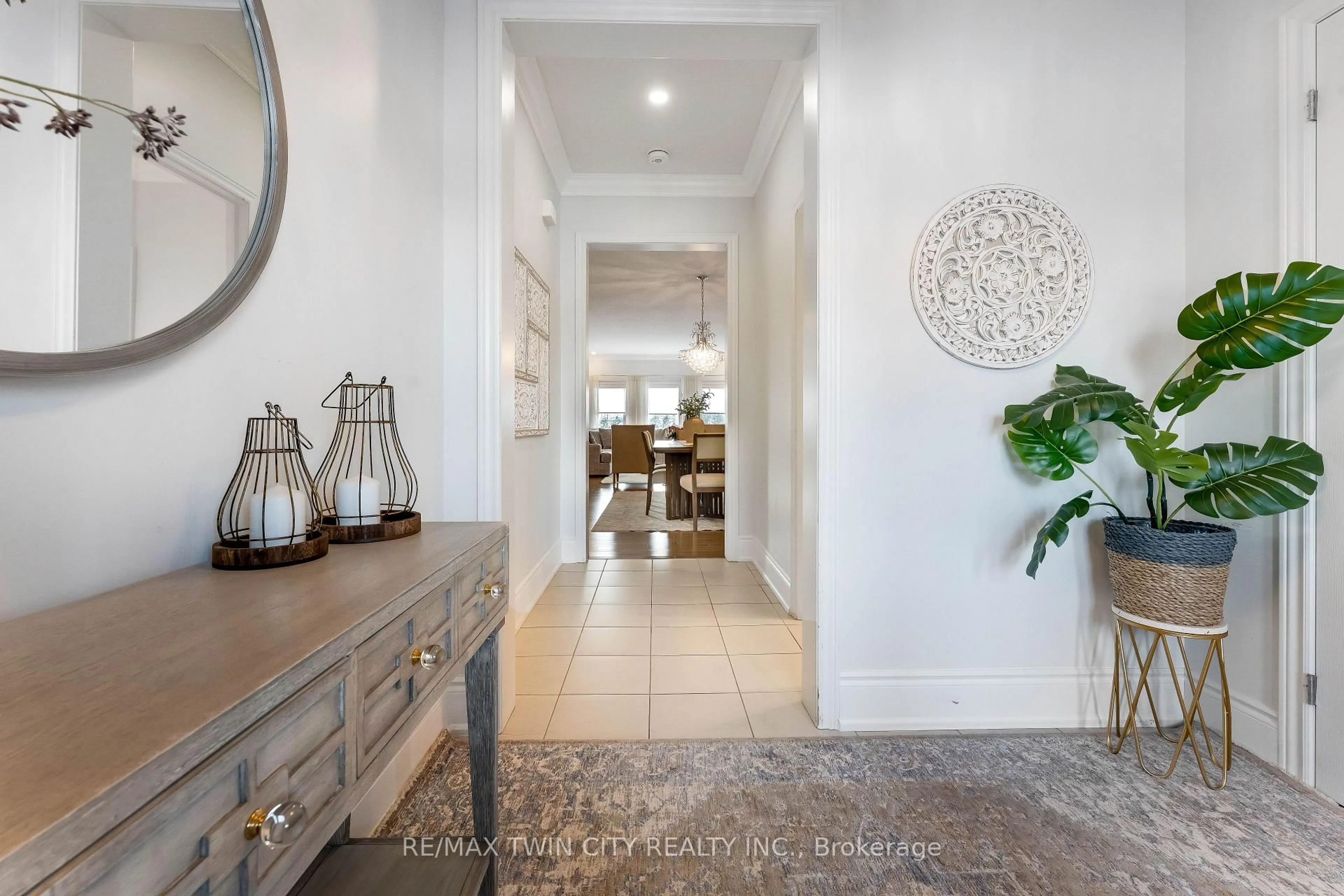 Indoor entryway for 565 Florencedale Cres, Kitchener Ontario N2R 1T6