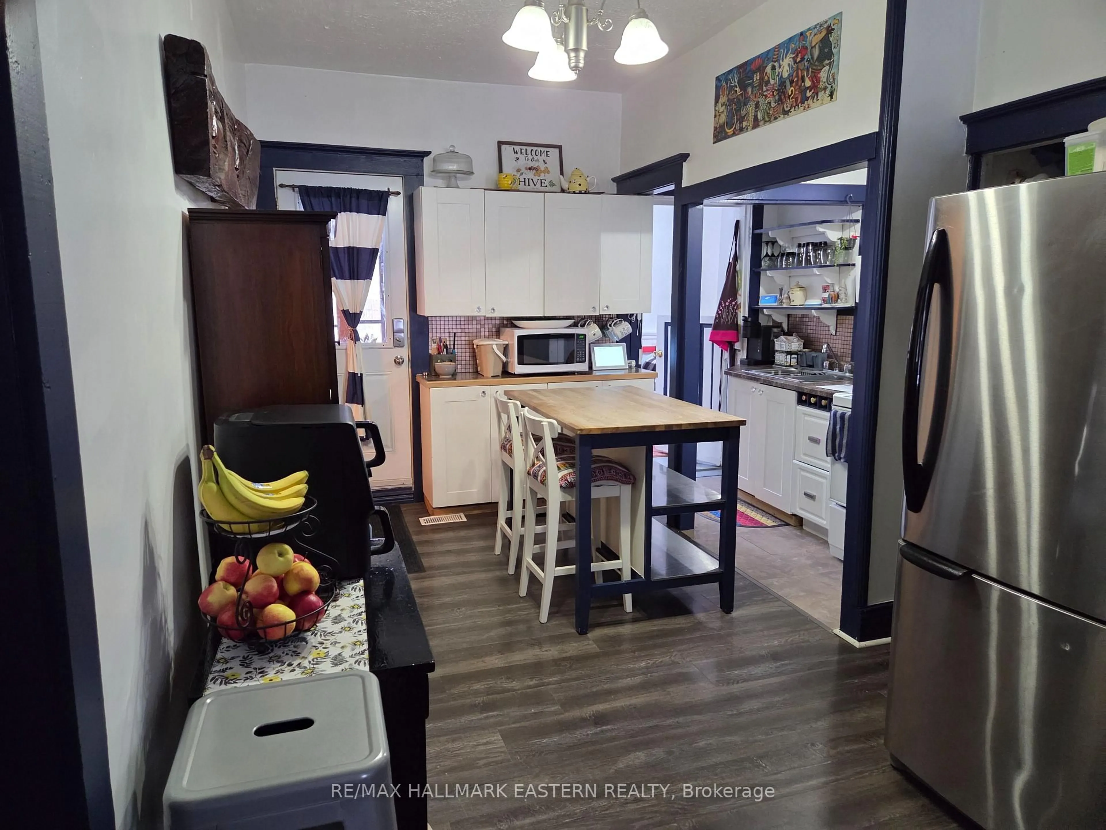 Unknown for 870 George St, Peterborough Ontario K9H 3T7