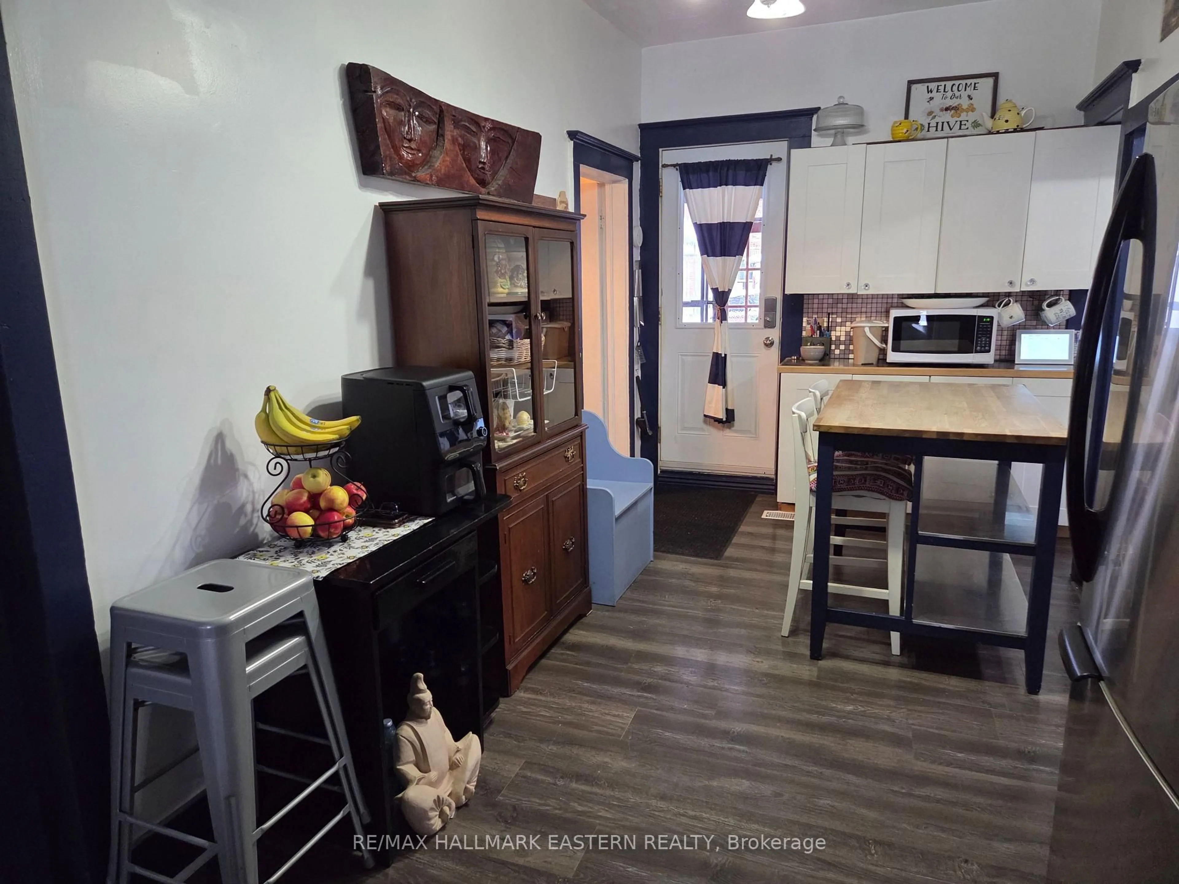 Unknown for 870 George St, Peterborough Ontario K9H 3T7