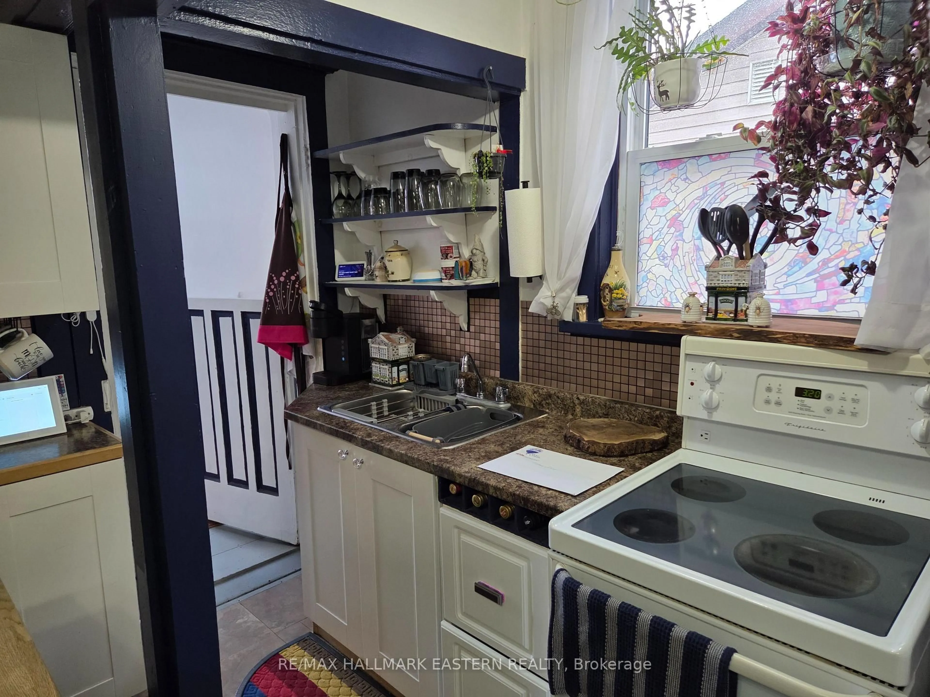 Standard kitchen, unknown for 870 George St, Peterborough Ontario K9H 3T7