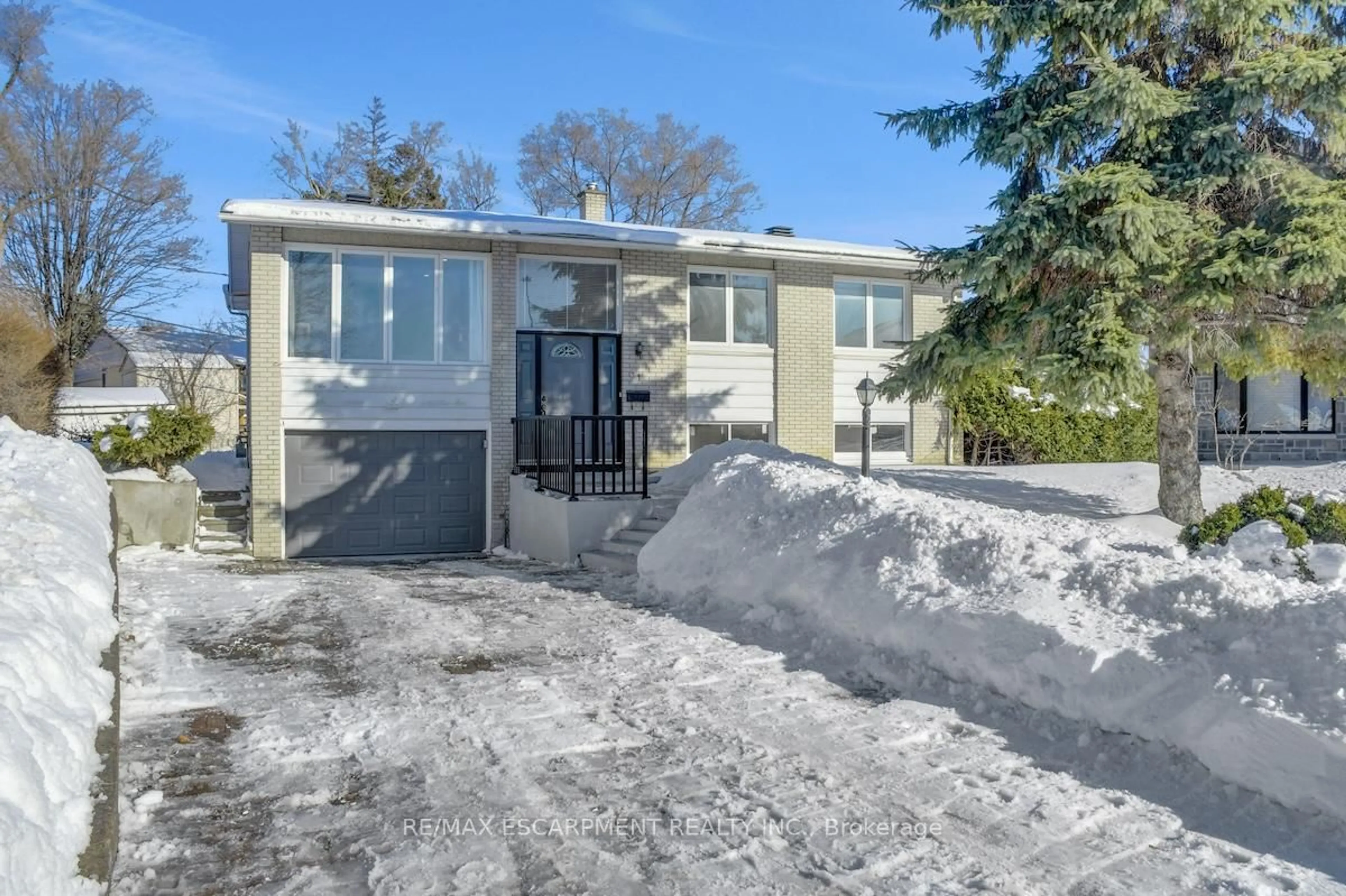 A pic from outside/outdoor area/front of a property/back of a property/a pic from drone, street for 31 BELLFIELD St, Ottawa Ontario K2B 6K7