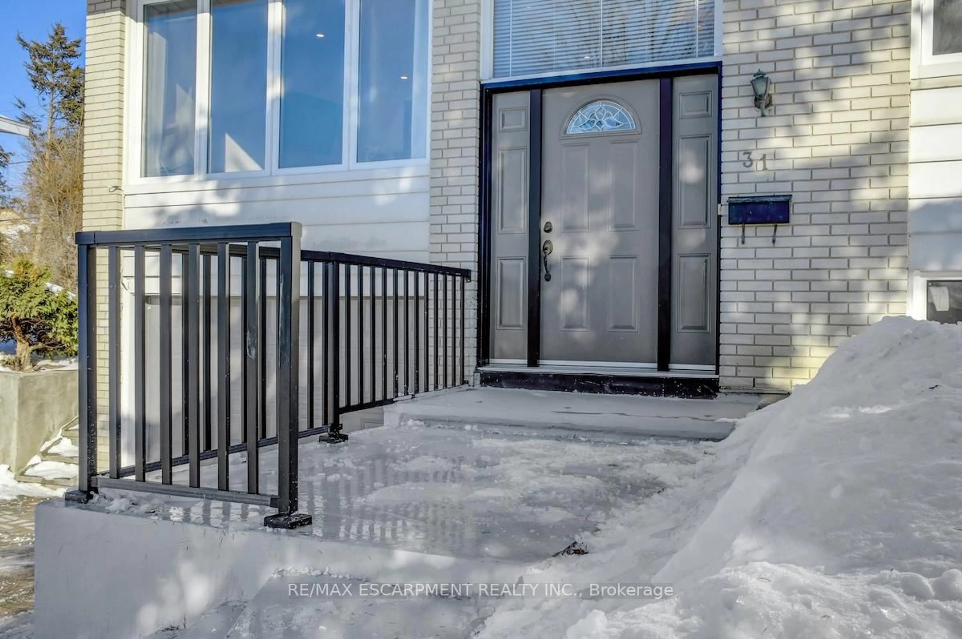 Indoor entryway for 31 BELLFIELD St, Ottawa Ontario K2B 6K7