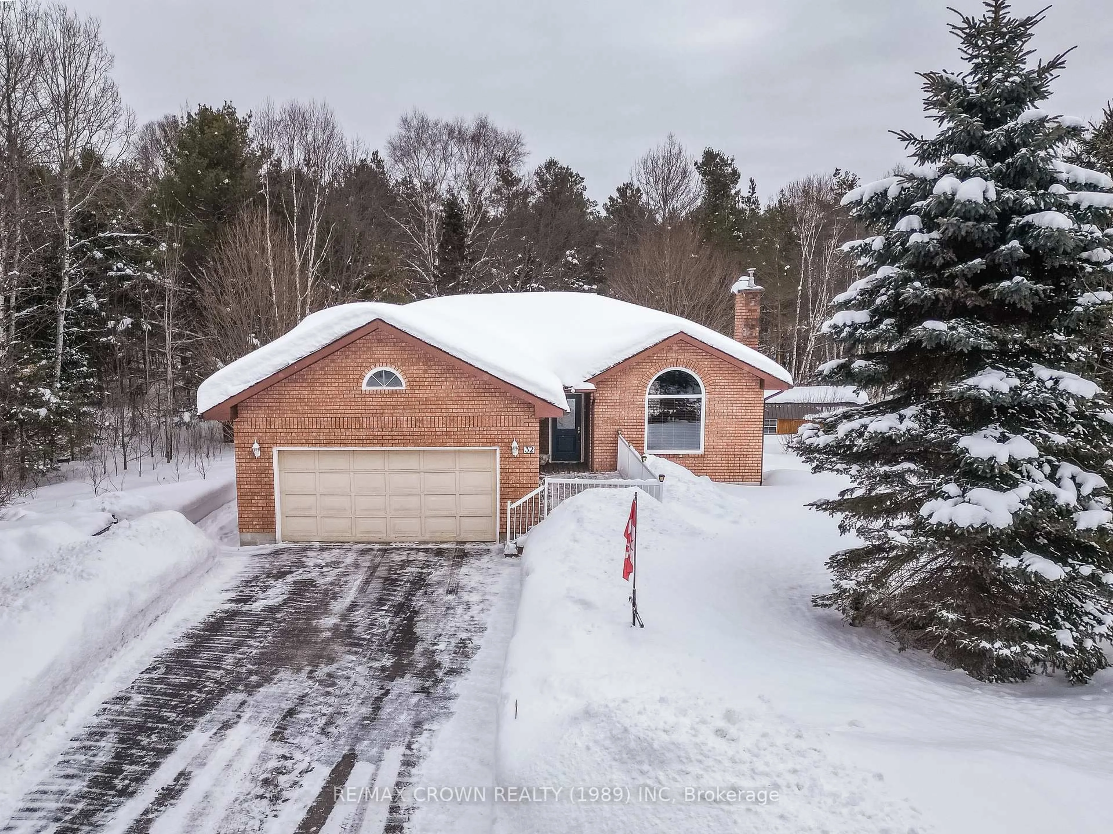 A pic from outside/outdoor area/front of a property/back of a property/a pic from drone, street for 32 Edgar St, Sundridge Ontario P0A 1Z0