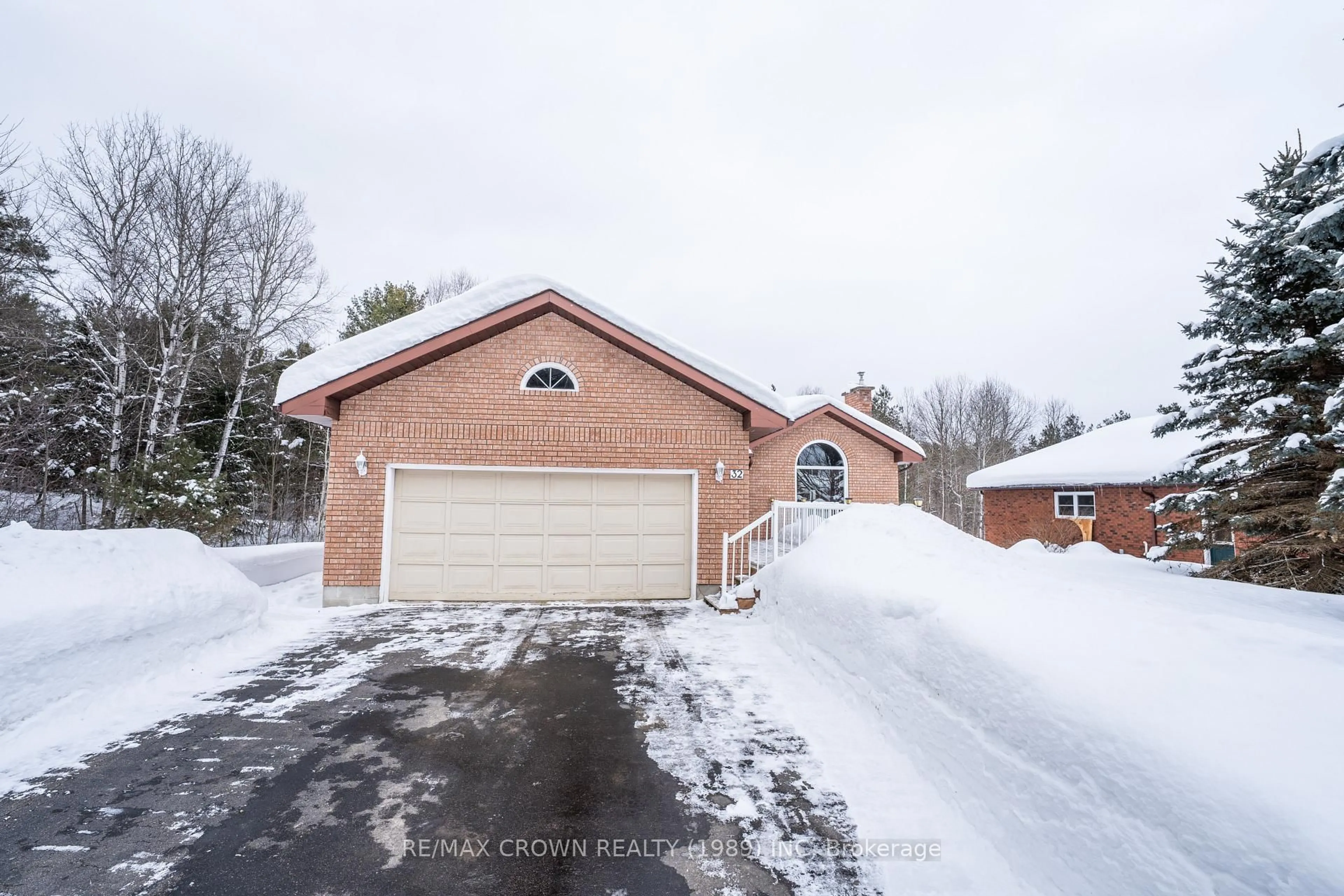 Indoor garage for 32 Edgar St, Sundridge Ontario P0A 1Z0