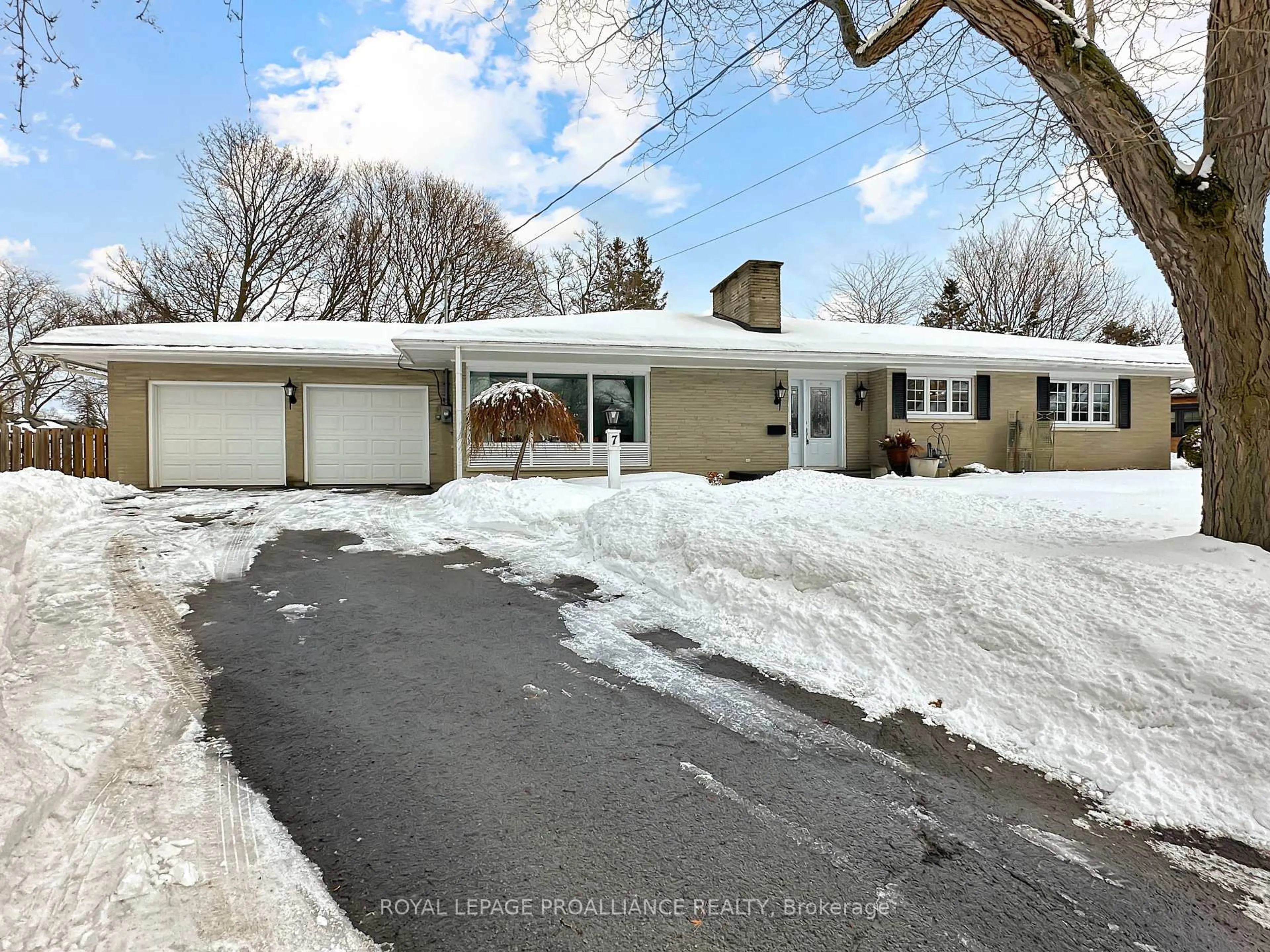 A pic from outside/outdoor area/front of a property/back of a property/a pic from drone, street for 7 Eastwood Park Dr, Belleville Ontario K8N 1W3