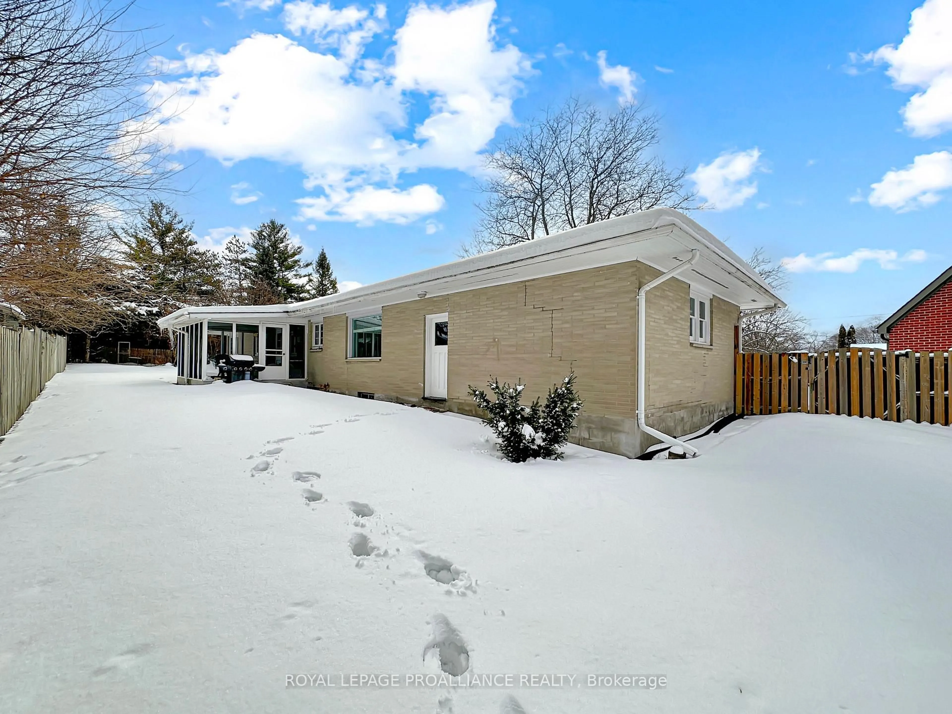 A pic from outside/outdoor area/front of a property/back of a property/a pic from drone, street for 7 Eastwood Park Dr, Belleville Ontario K8N 1W3