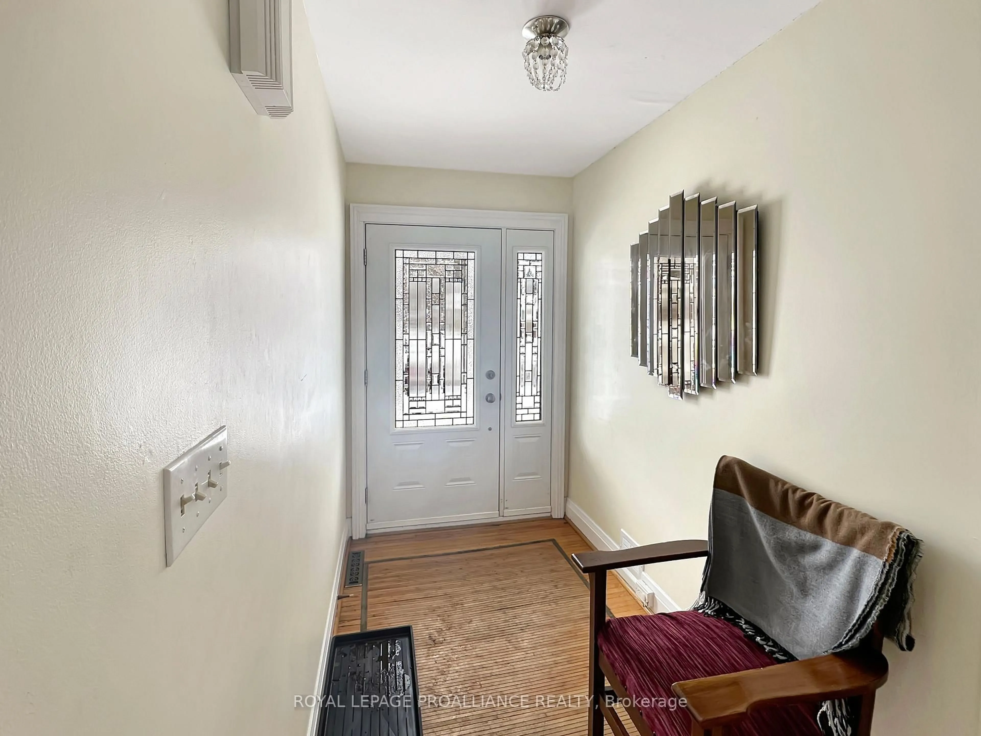 Indoor entryway for 7 Eastwood Park Dr, Belleville Ontario K8N 1W3