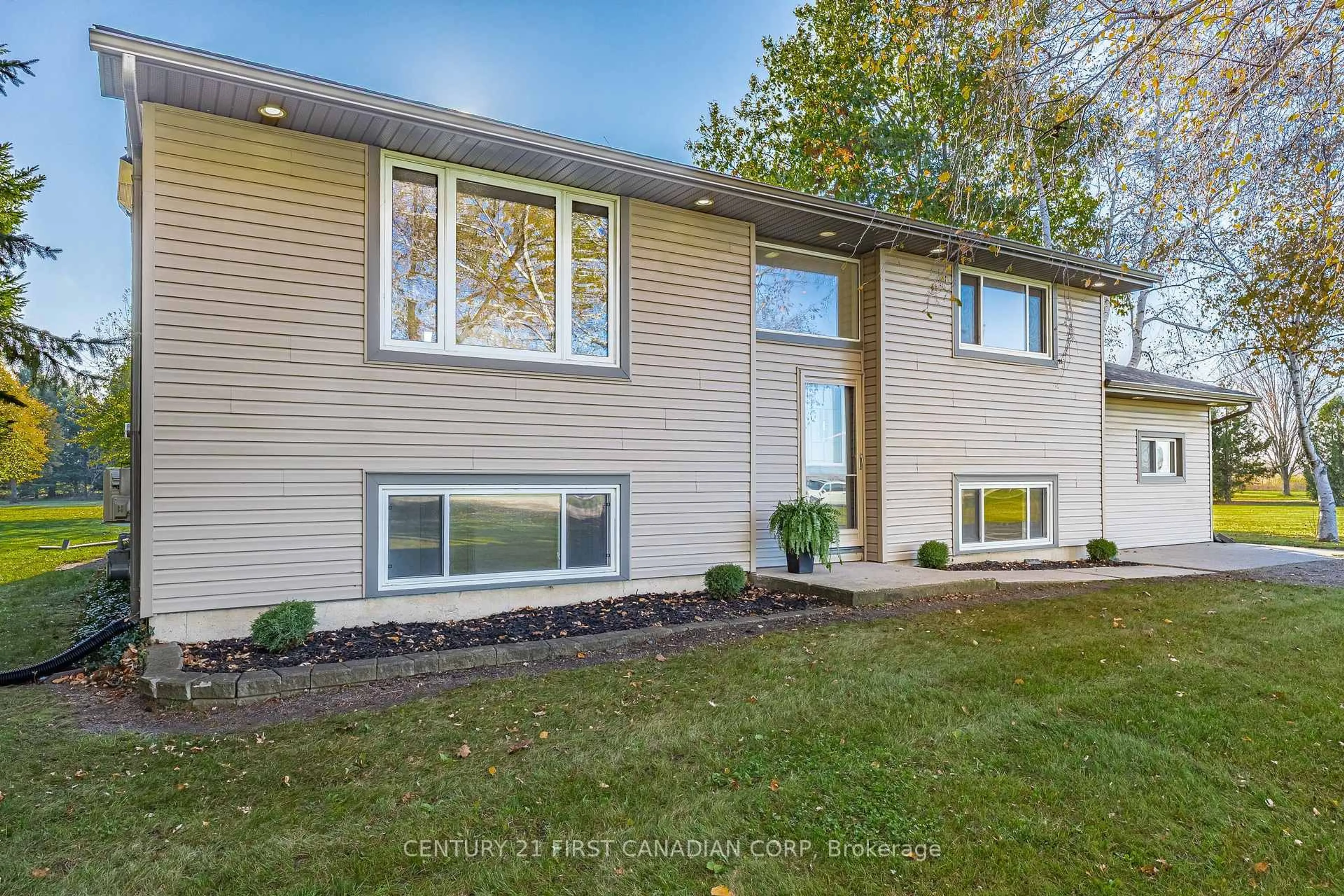 Home with vinyl exterior material, unknown for 70986 B Line, Lambton Shores Ontario N0M 1T0