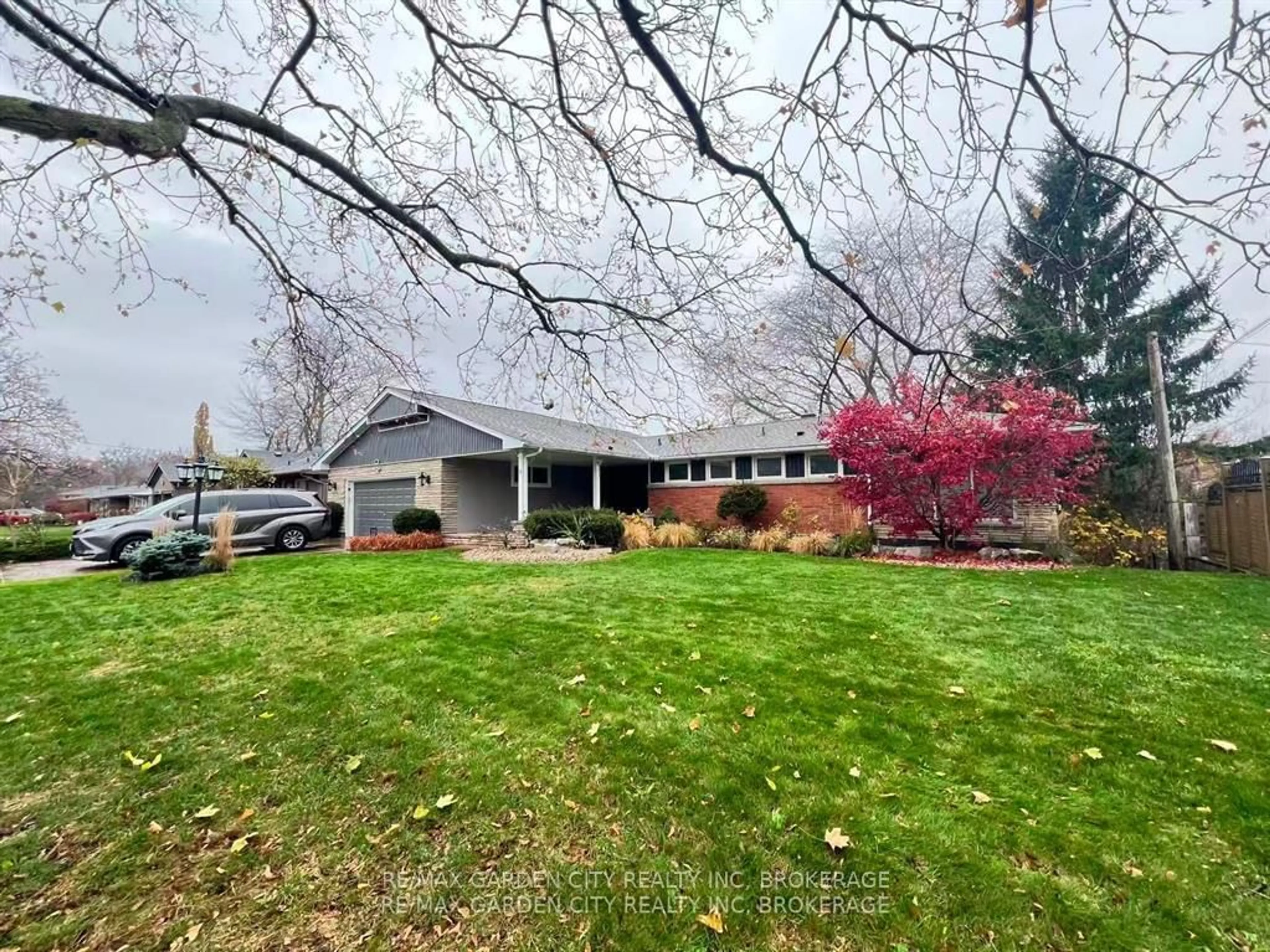 A pic from outside/outdoor area/front of a property/back of a property/a pic from drone, water/lake/river/ocean view for 28 MARSDALE Dr, St. Catharines Ontario L2T 3S3