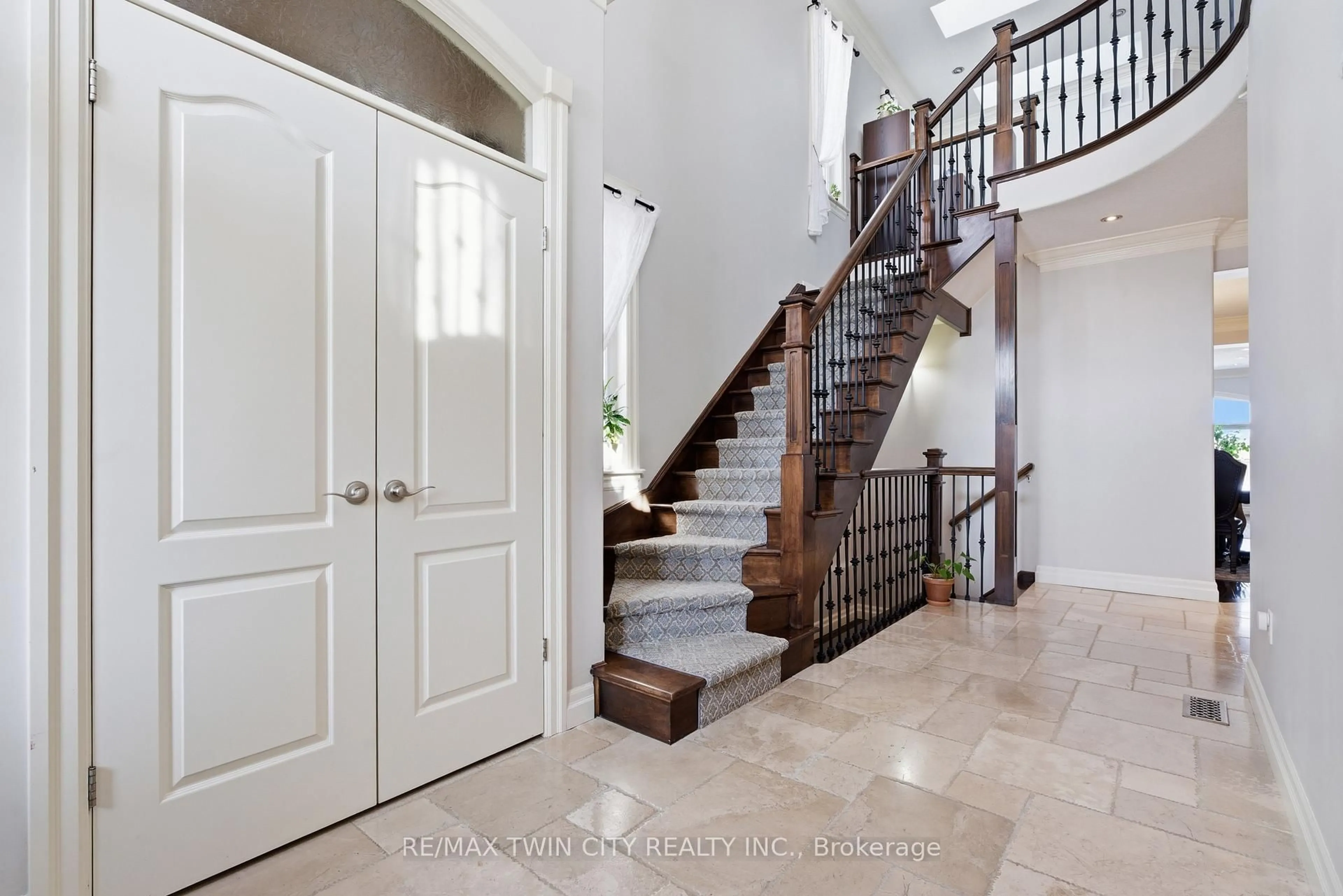 Indoor entryway for 59 Newcastle Dr, Kitchener Ontario N2R 1X2
