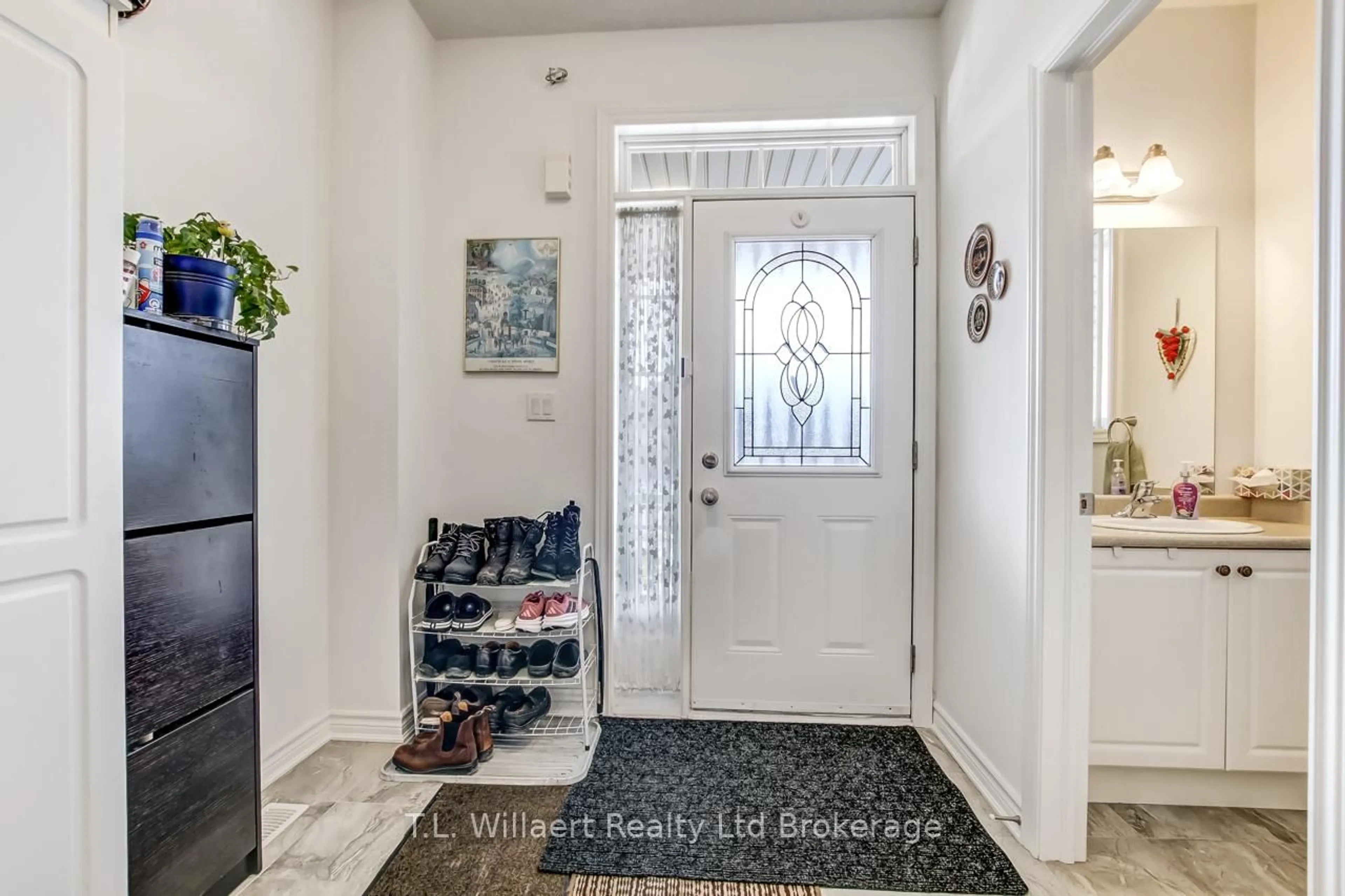 Indoor entryway for 42 Seaton Cres, Tillsonburg Ontario N4G 0J8