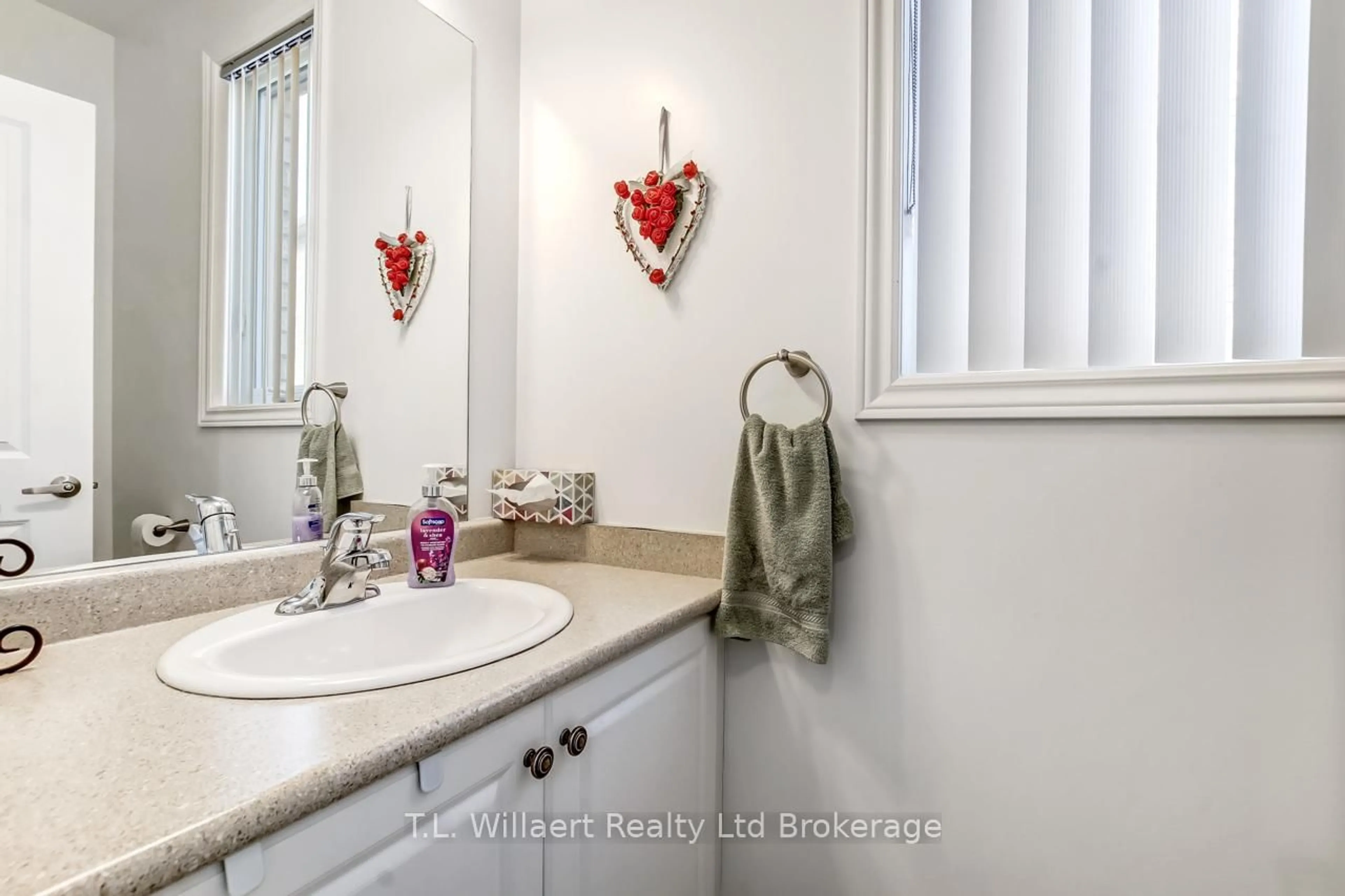 Standard bathroom, ceramic/tile floor for 42 Seaton Cres, Tillsonburg Ontario N4G 0J8