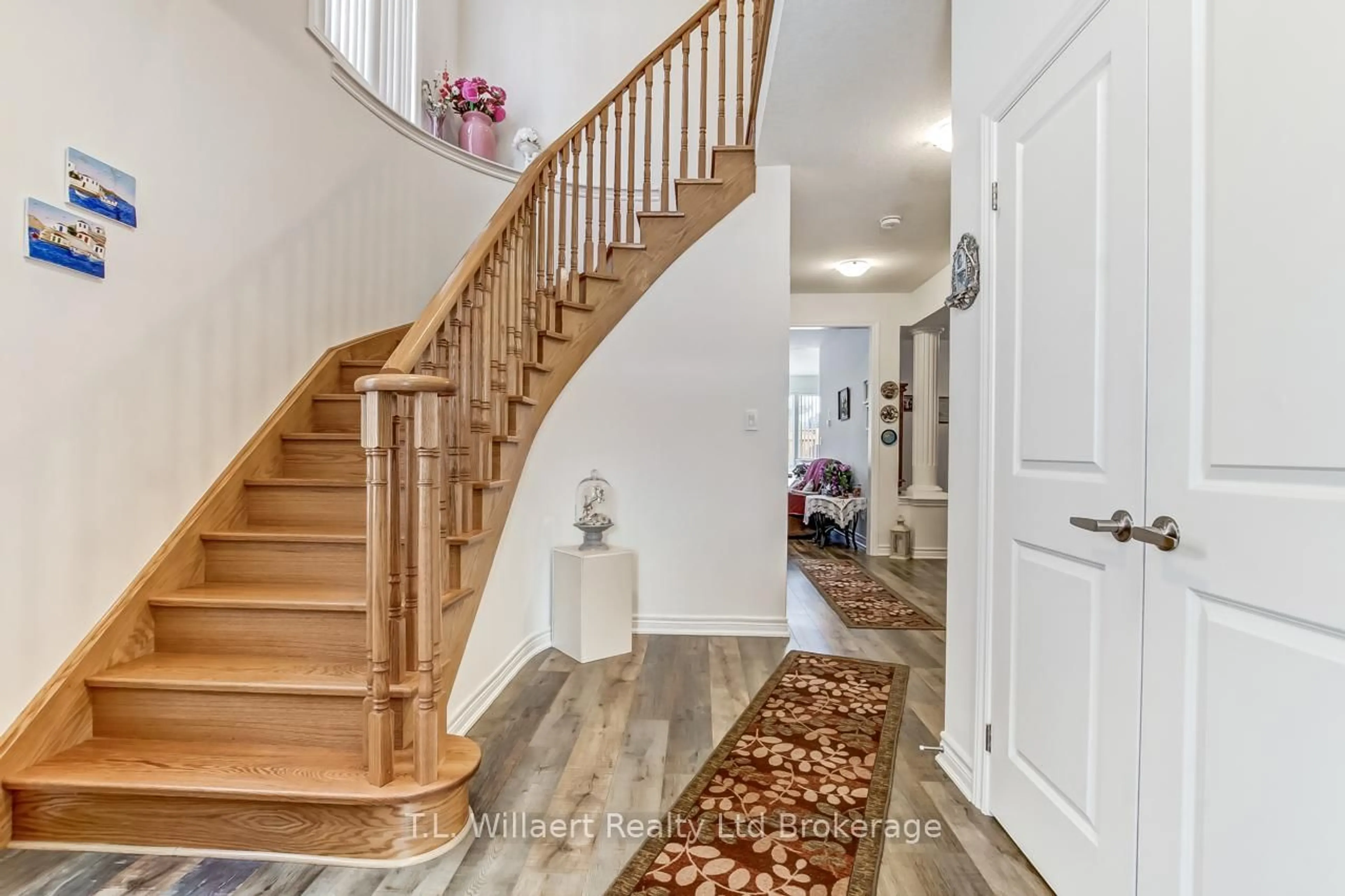Indoor entryway for 42 Seaton Cres, Tillsonburg Ontario N4G 0J8