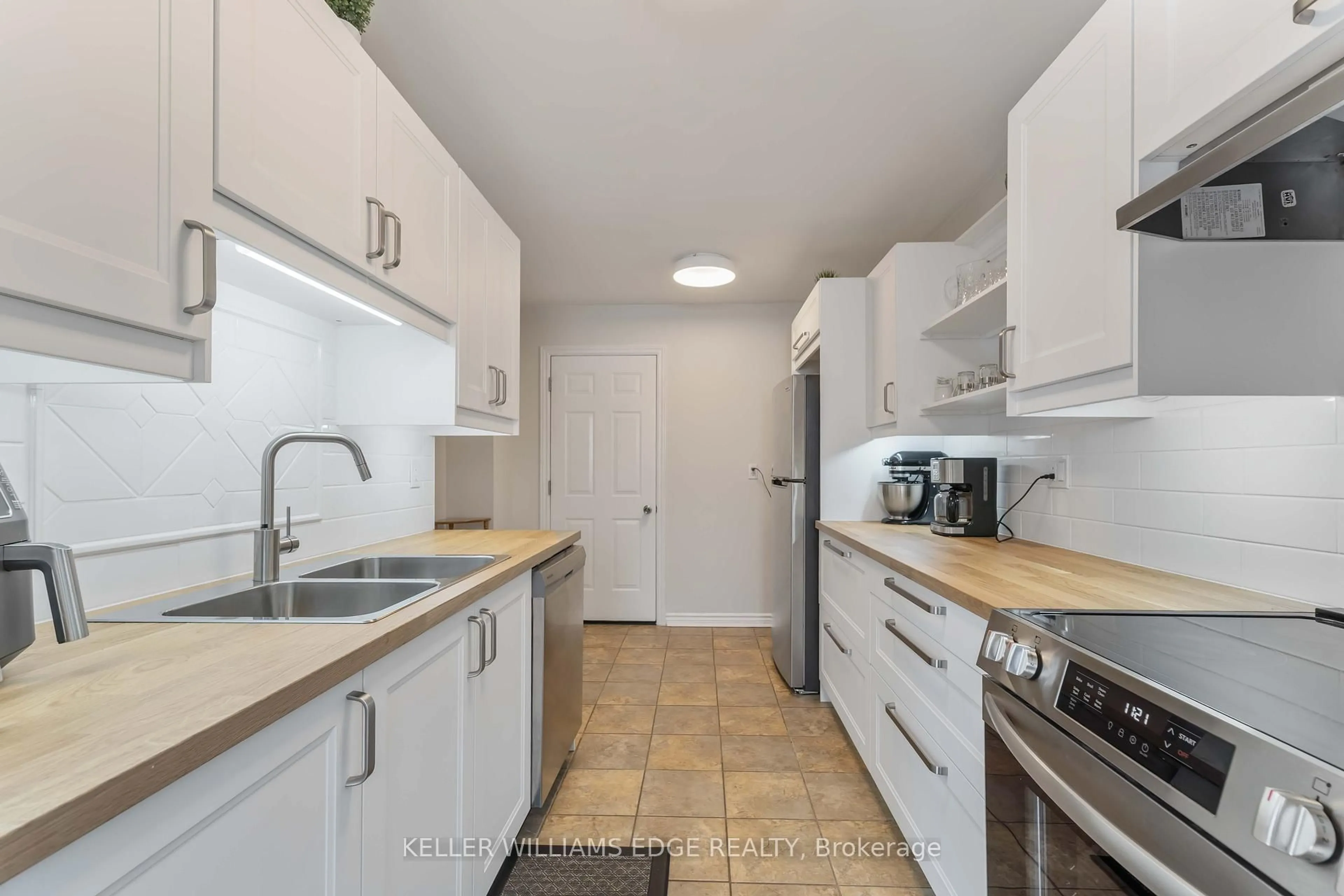 Standard kitchen, ceramic/tile floor for 300 Rexford Dr #22, Hamilton Ontario L8W 1P5