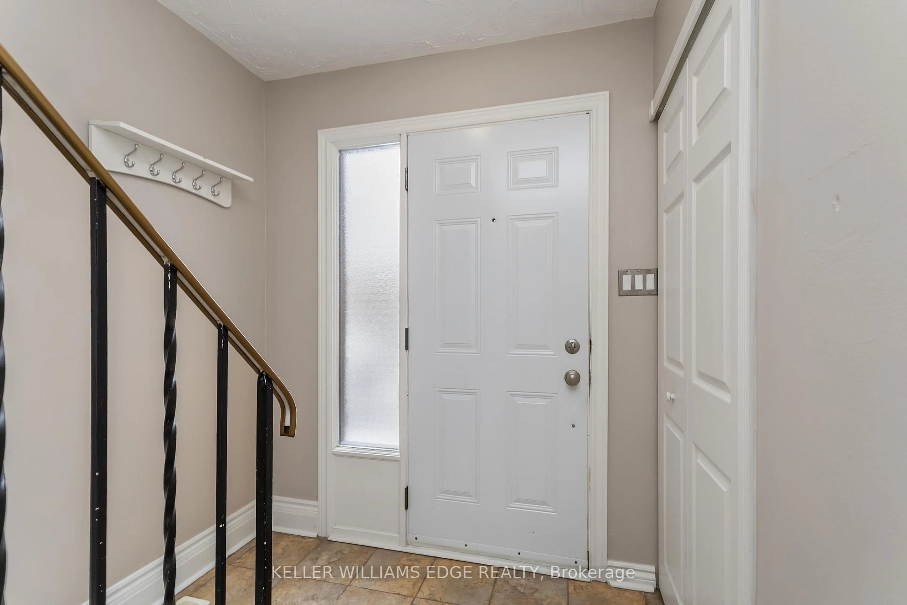 Indoor entryway for 300 Rexford Dr #22, Hamilton Ontario L8W 1P5