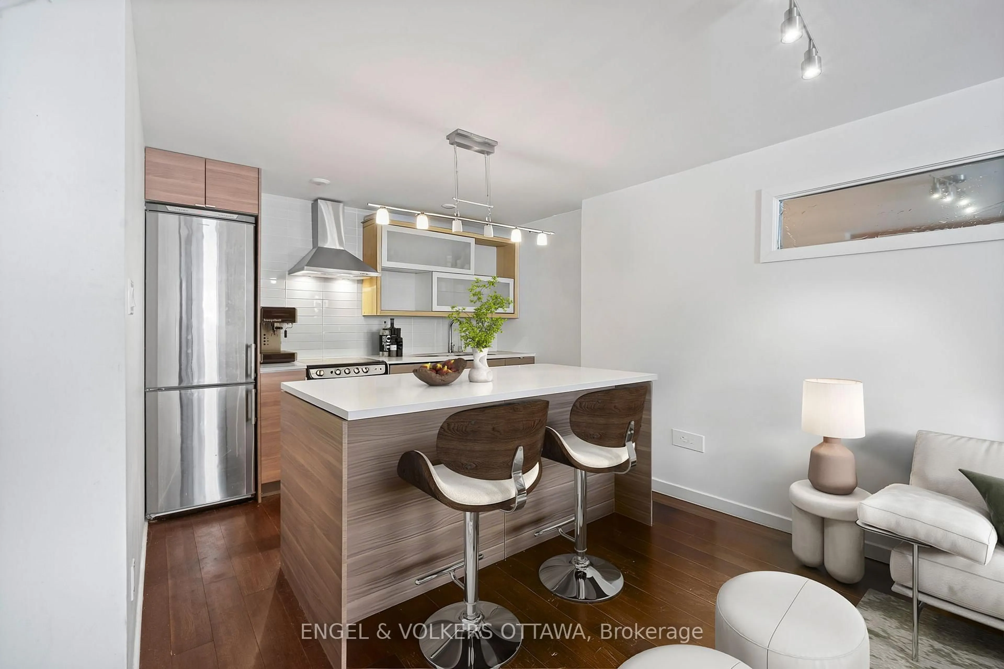 Open concept kitchen, wood/laminate floor for 59 Percy St #102, Ottawa Ontario K1R 6C4