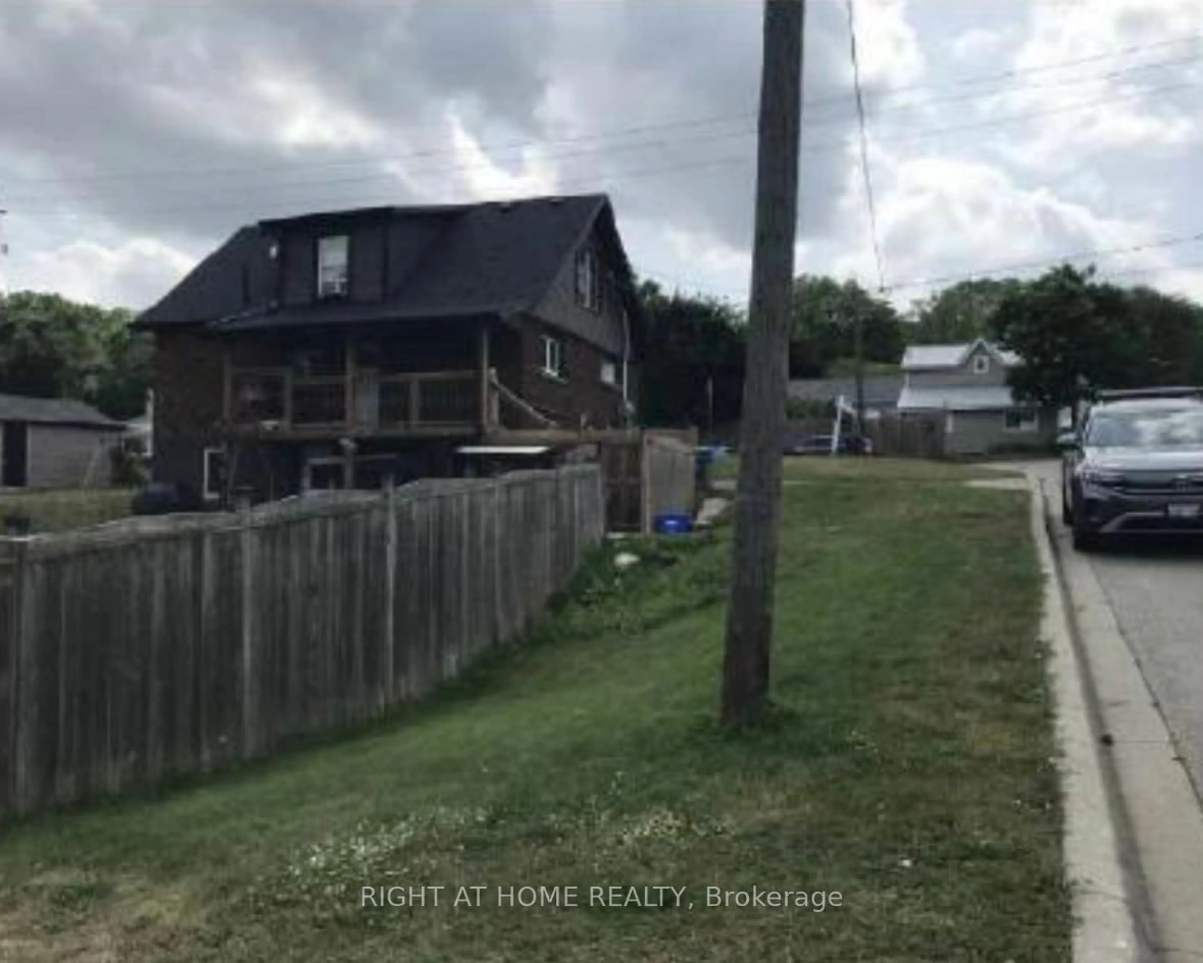 A pic from outside/outdoor area/front of a property/back of a property/a pic from drone, street for 38 Washington St, Brant Ontario N3L 2A7