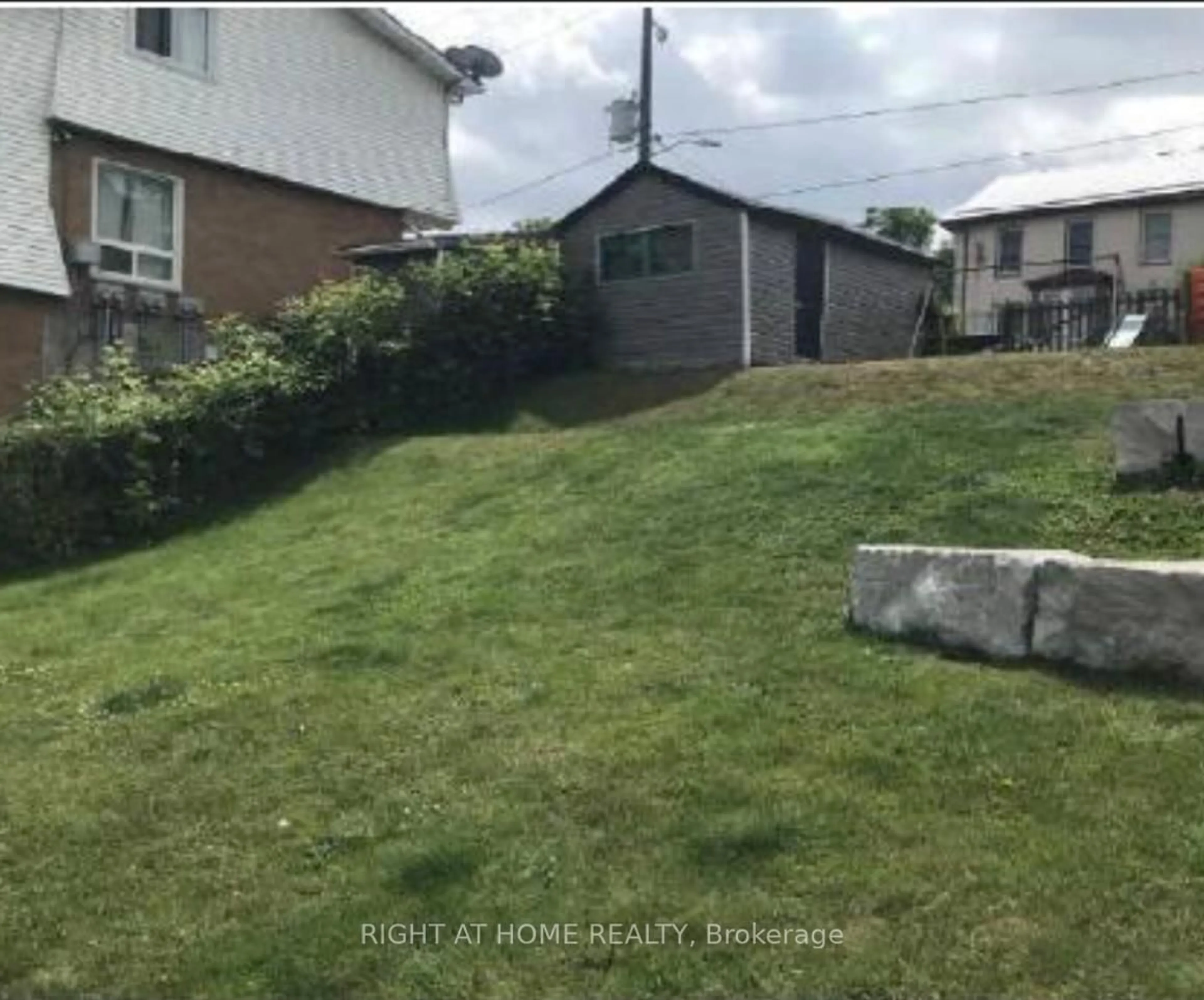 A pic from outside/outdoor area/front of a property/back of a property/a pic from drone, street for 38 Washington St, Brant Ontario N3L 2A7