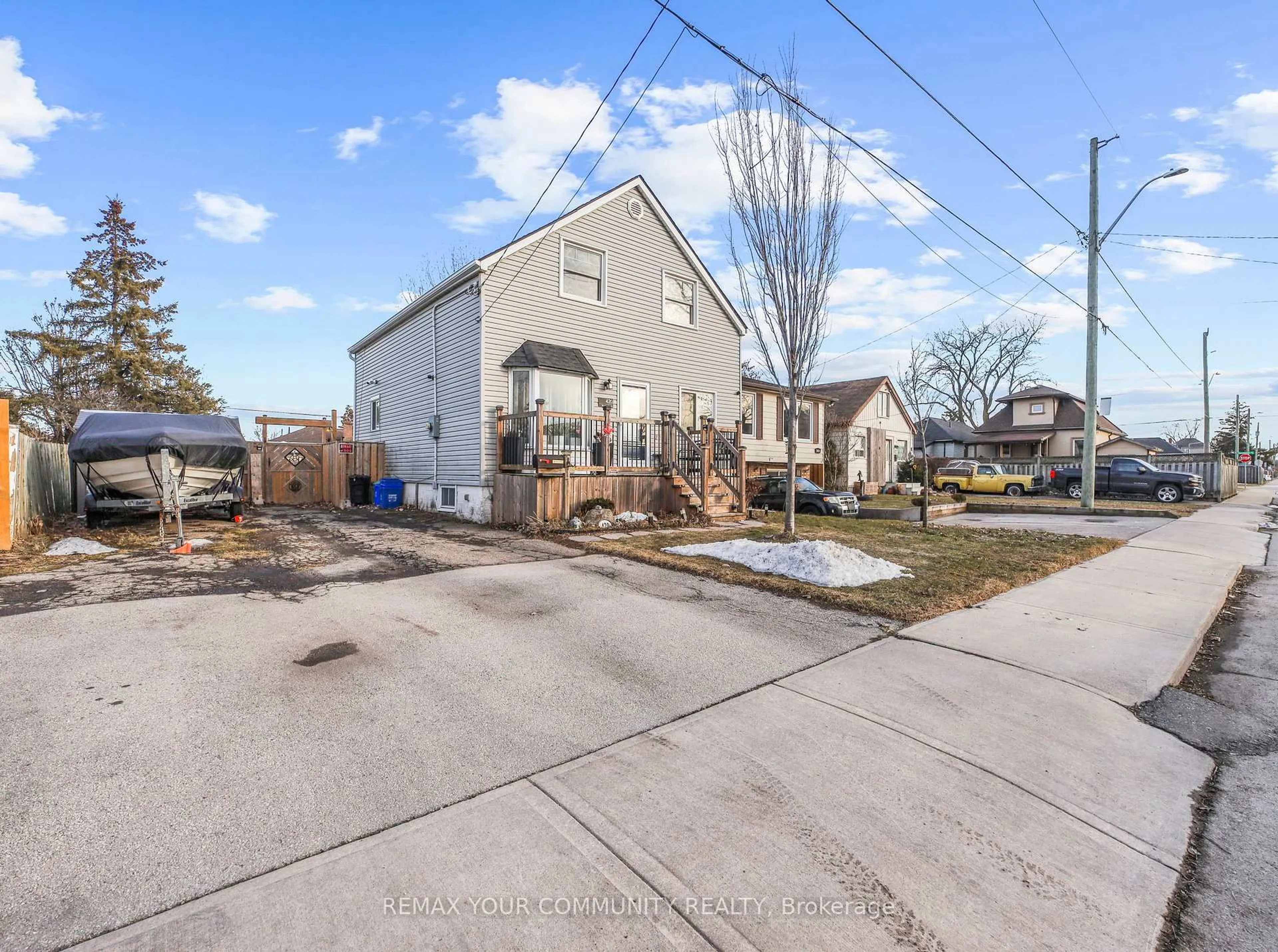 A pic from outside/outdoor area/front of a property/back of a property/a pic from drone, street for 420 Waverly St, Hamilton Ontario L8H 6R4