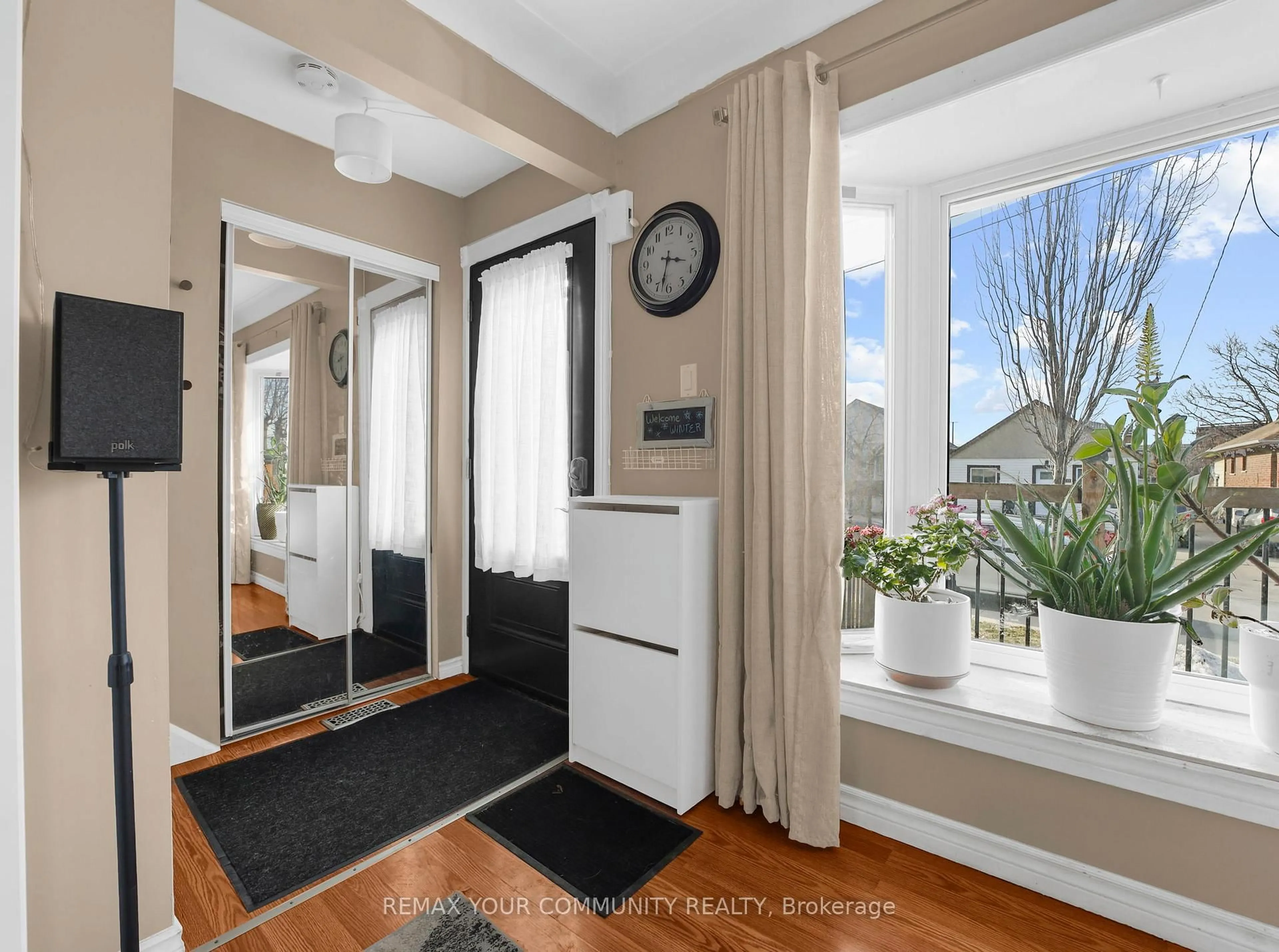 Indoor entryway for 420 Waverly St, Hamilton Ontario L8H 6R4