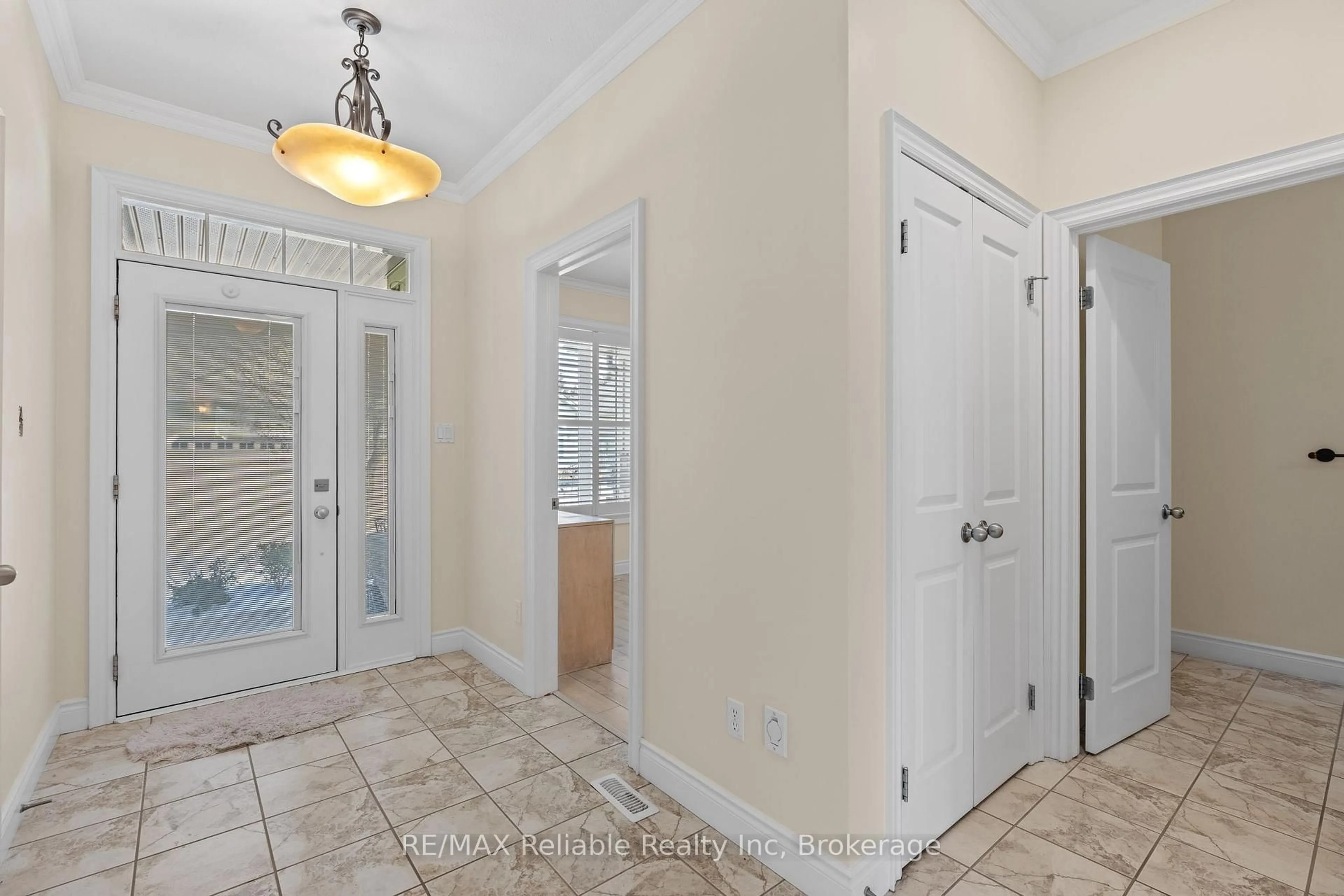 Indoor entryway for 11 Oakwood Links Lane, South Huron Ontario N0M 1T0